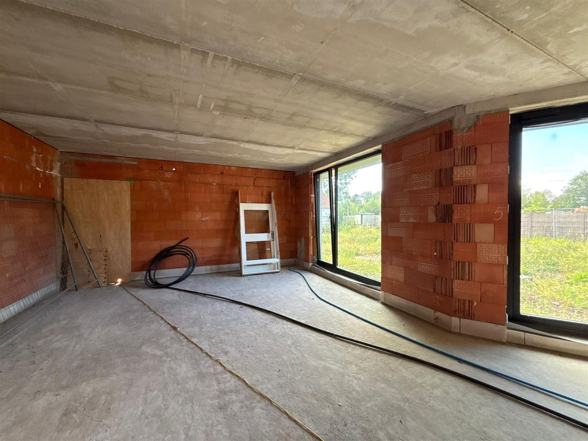 Nieuwbouw handelsruimte op commerciële liggen in het centrum! foto 11