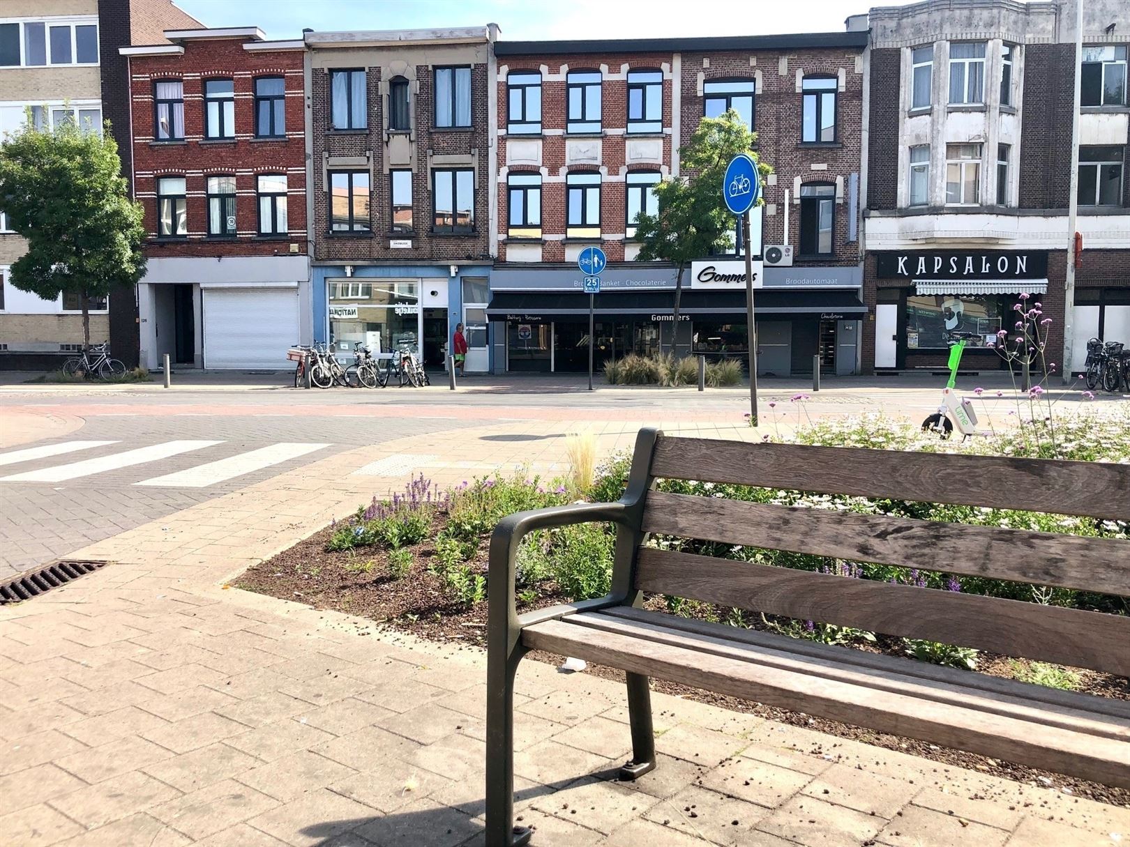 Businessgelijkvloers zelf-wassalon, professioneel ingericht met studio achteraan. foto 1