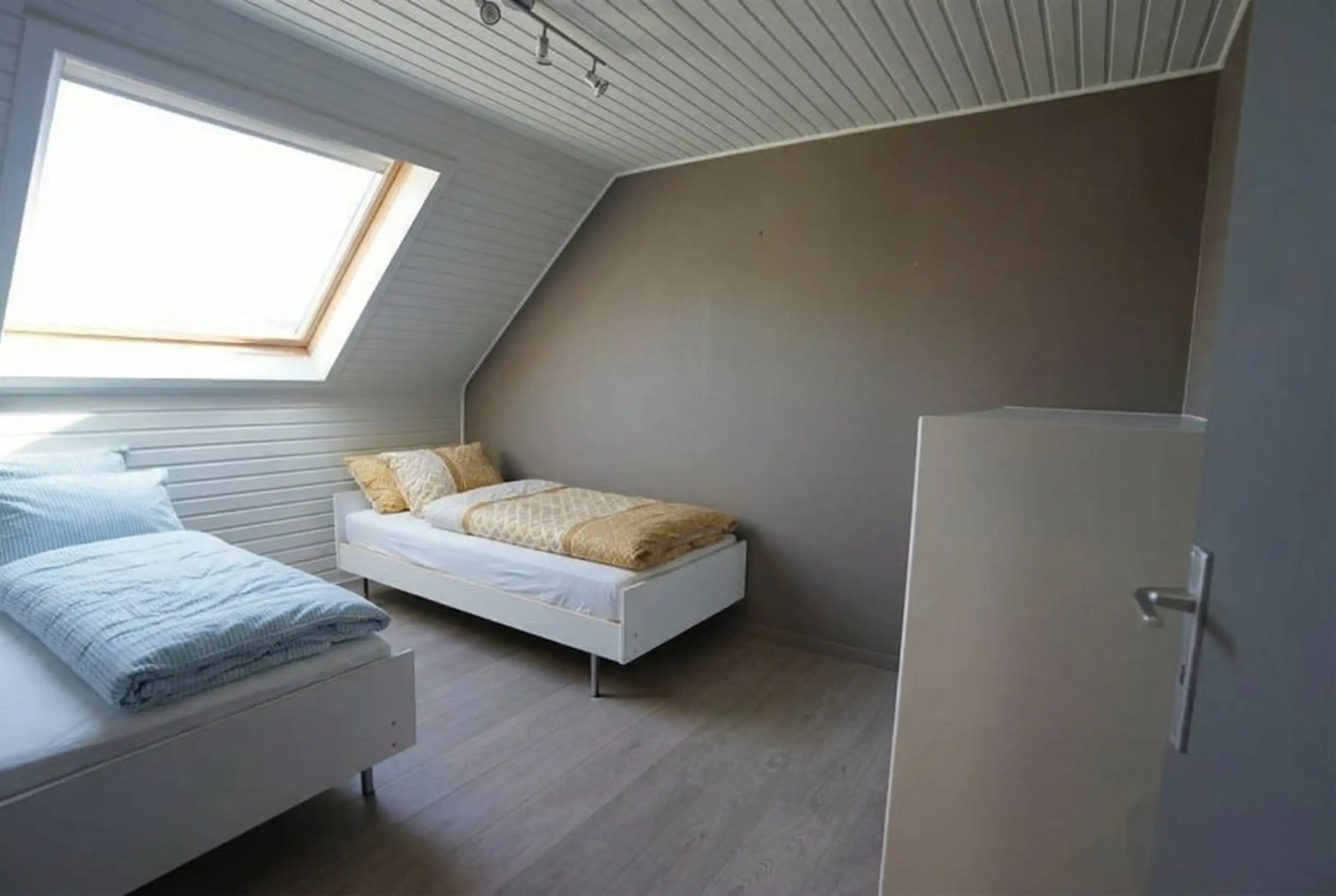 Prettig gelegen halfopen woning met garage en tuin foto 14