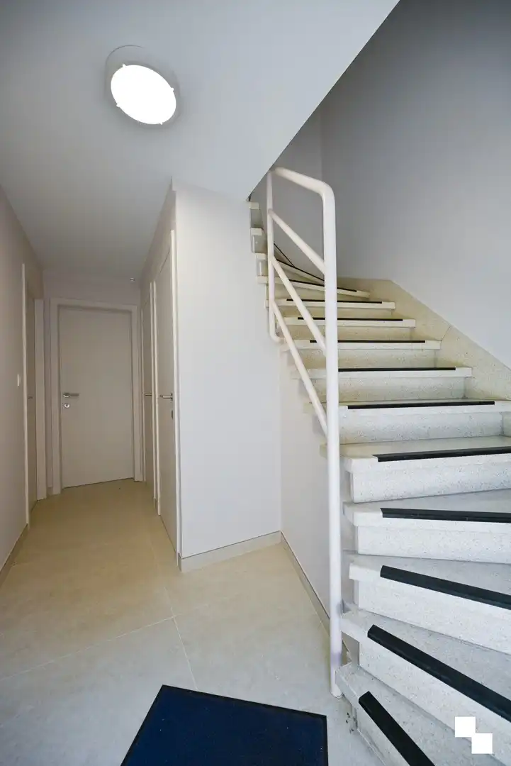 Stijlvol en energiezuinig gerenoveerd duplexappartement in kleinschalige residentie te Emelgem, Izegem foto 3