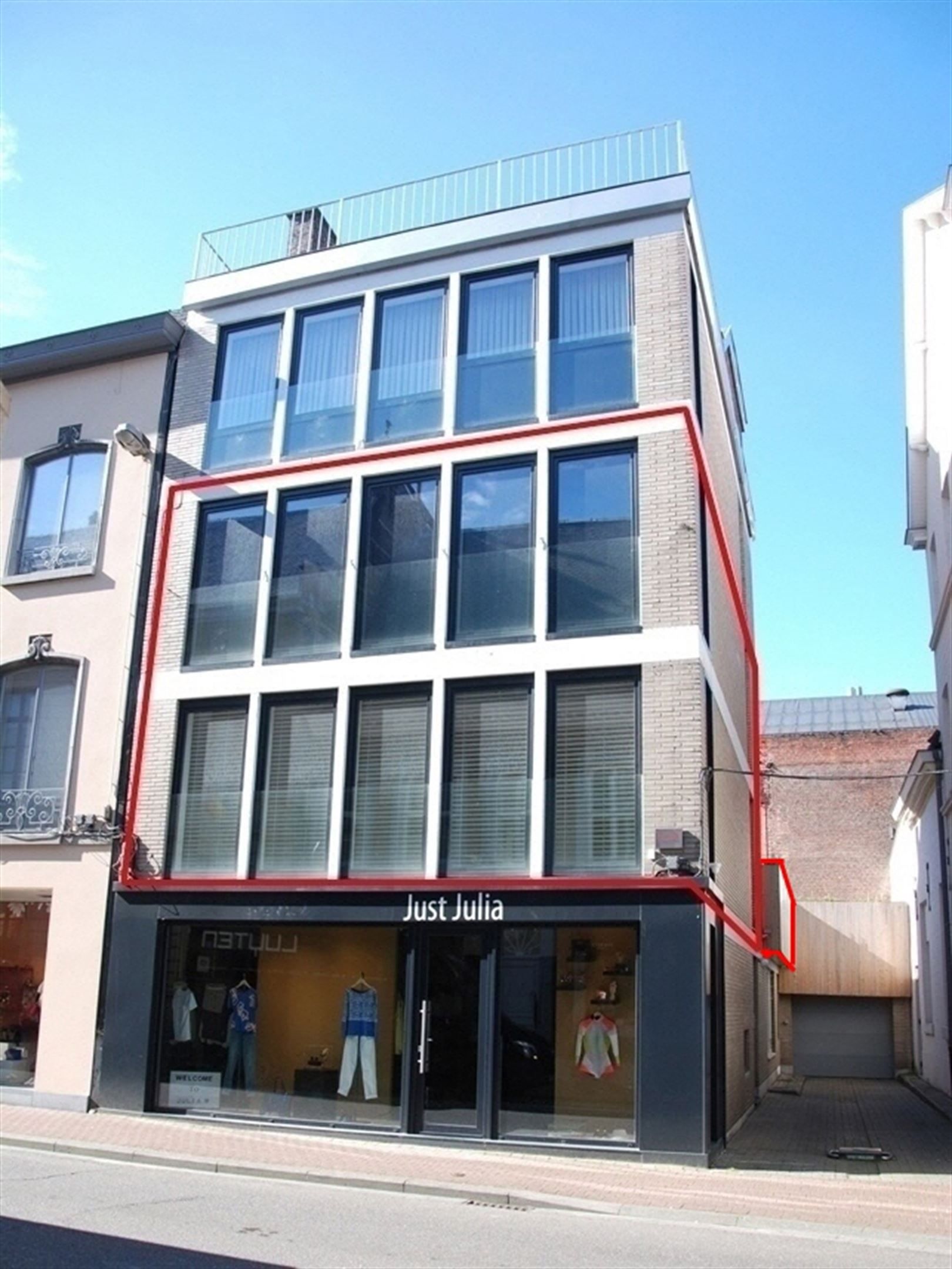 Duplex met ruim terras en garage in de stad foto 20