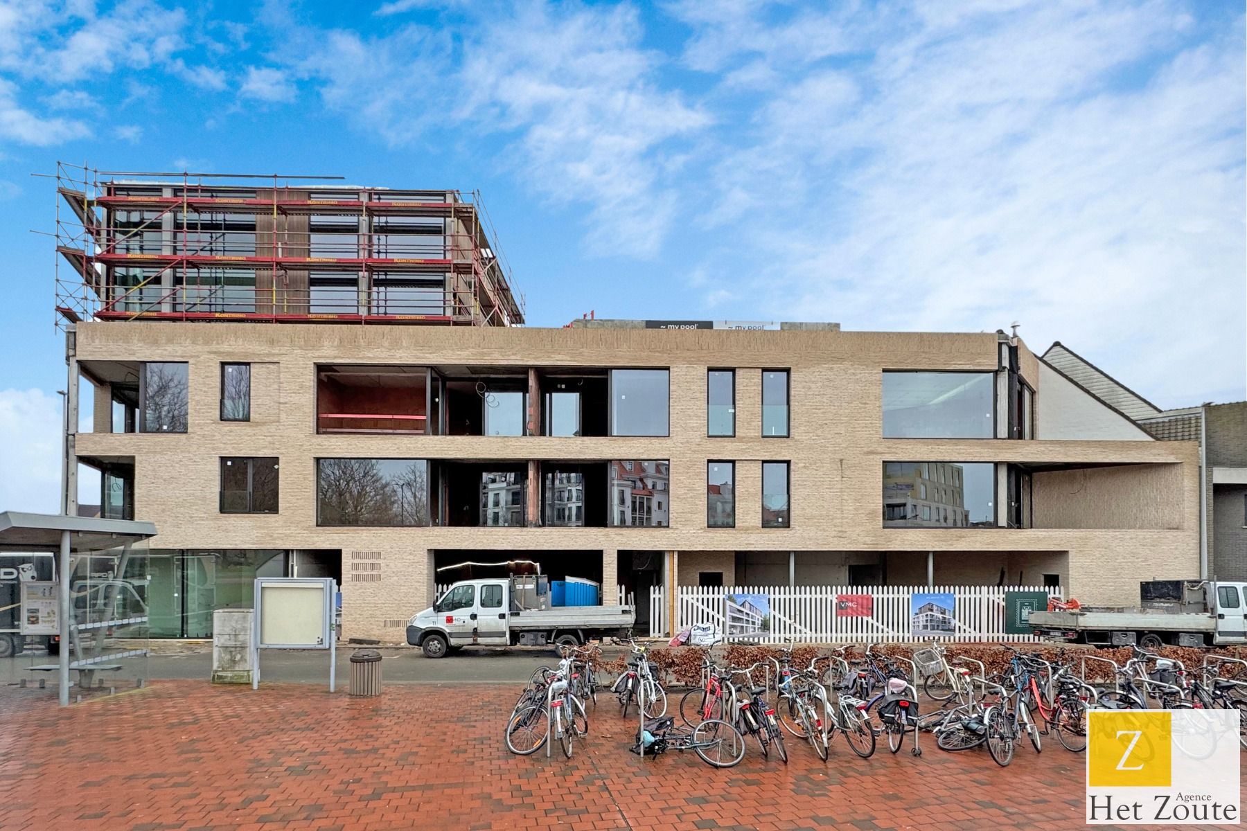 Nieuwbouwappartement met zicht op het Maurice Lippensplein foto {{pictureIndex}}