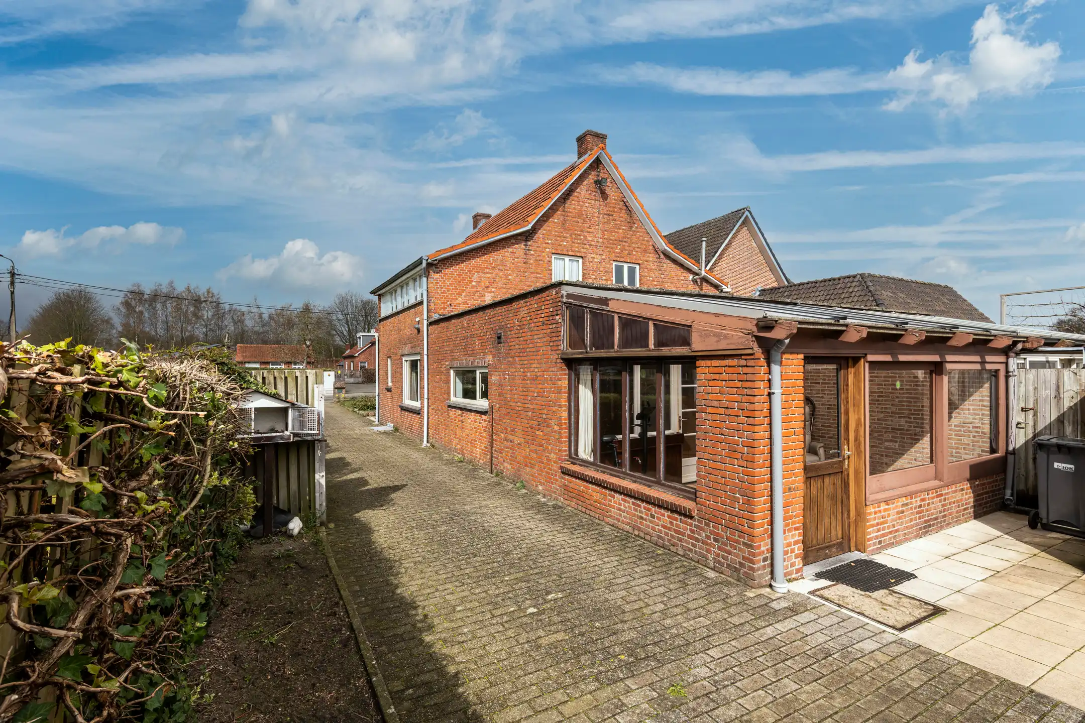  Half open woning met garage/bijgebouw op 610 m² grond. foto 13