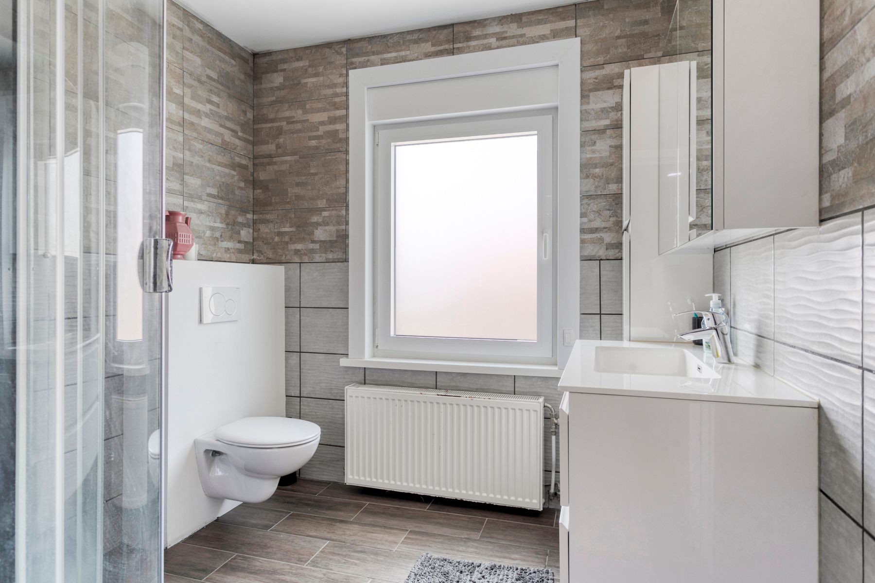Ruime kloeke gerenoveerde woning met garage !!!! foto 13
