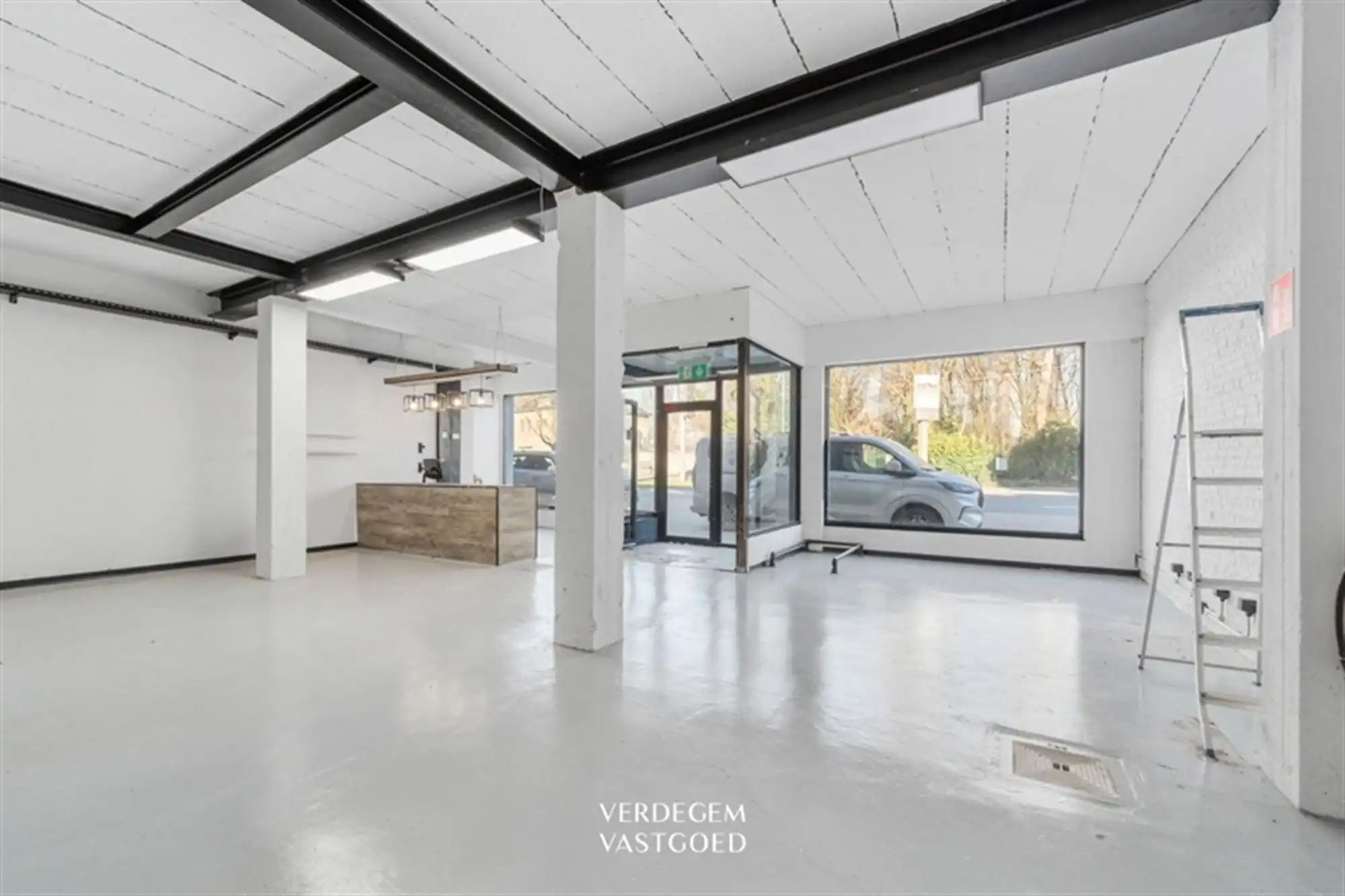 Handelsruimte (284m²) met zonnig appartement (100m²) op strategische ligging foto 5