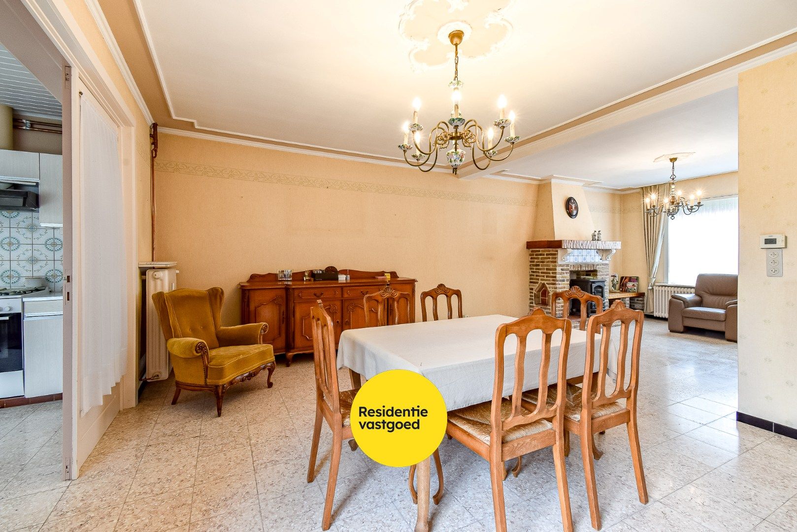 Ruim gesloten gezinswoning met inpandige garage en 4 slaapkamers in centrum Gistel foto 4