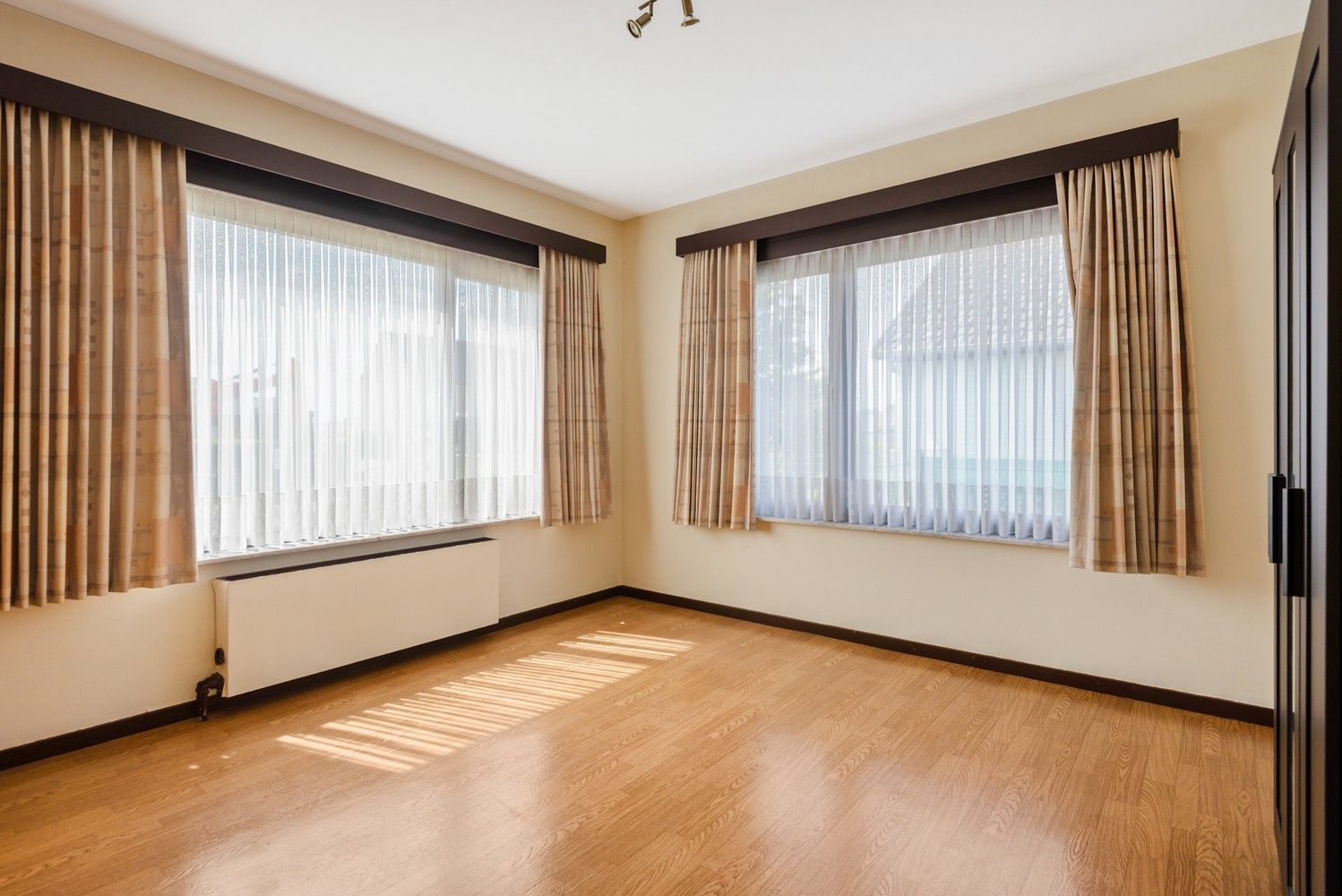 Ruime woning met prachtig onderhouden tuin met verzicht over de velden foto 15