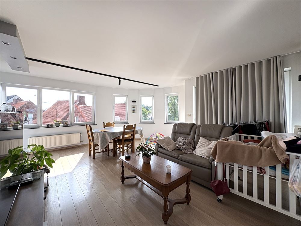 Lichtrijk appartement met twee slaapkamers in het centrum van Torhout foto {{pictureIndex}}