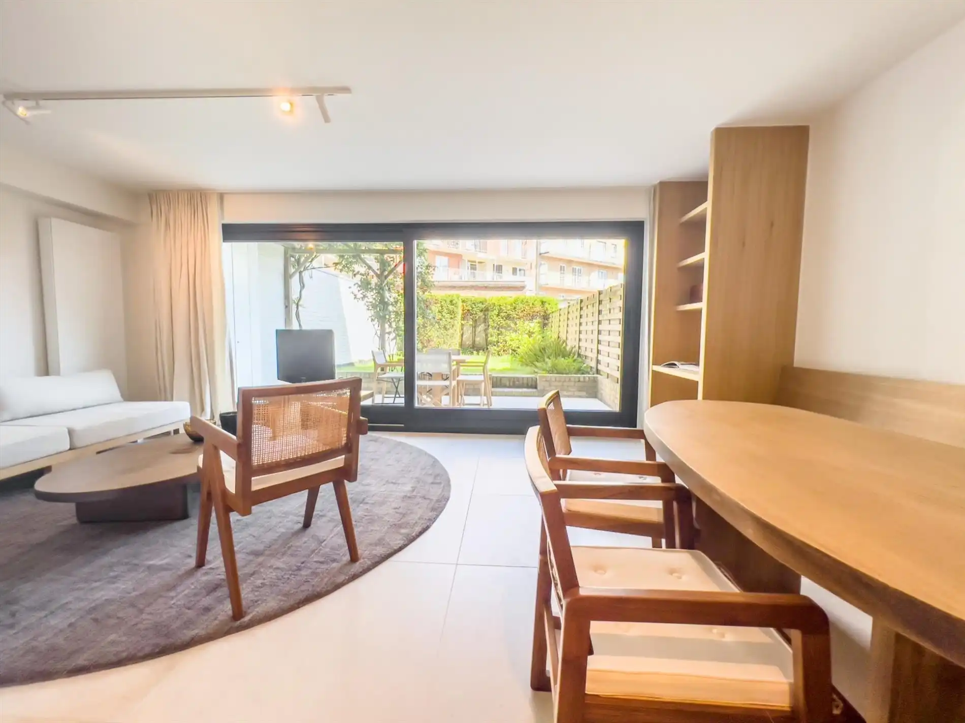 Prachtig gerenoveerd gelijkvloersappartement met zuidgerichte tuin, centraal gelegen op de Dumortierlaan vlakbij het Driehoeksplein.  foto 8