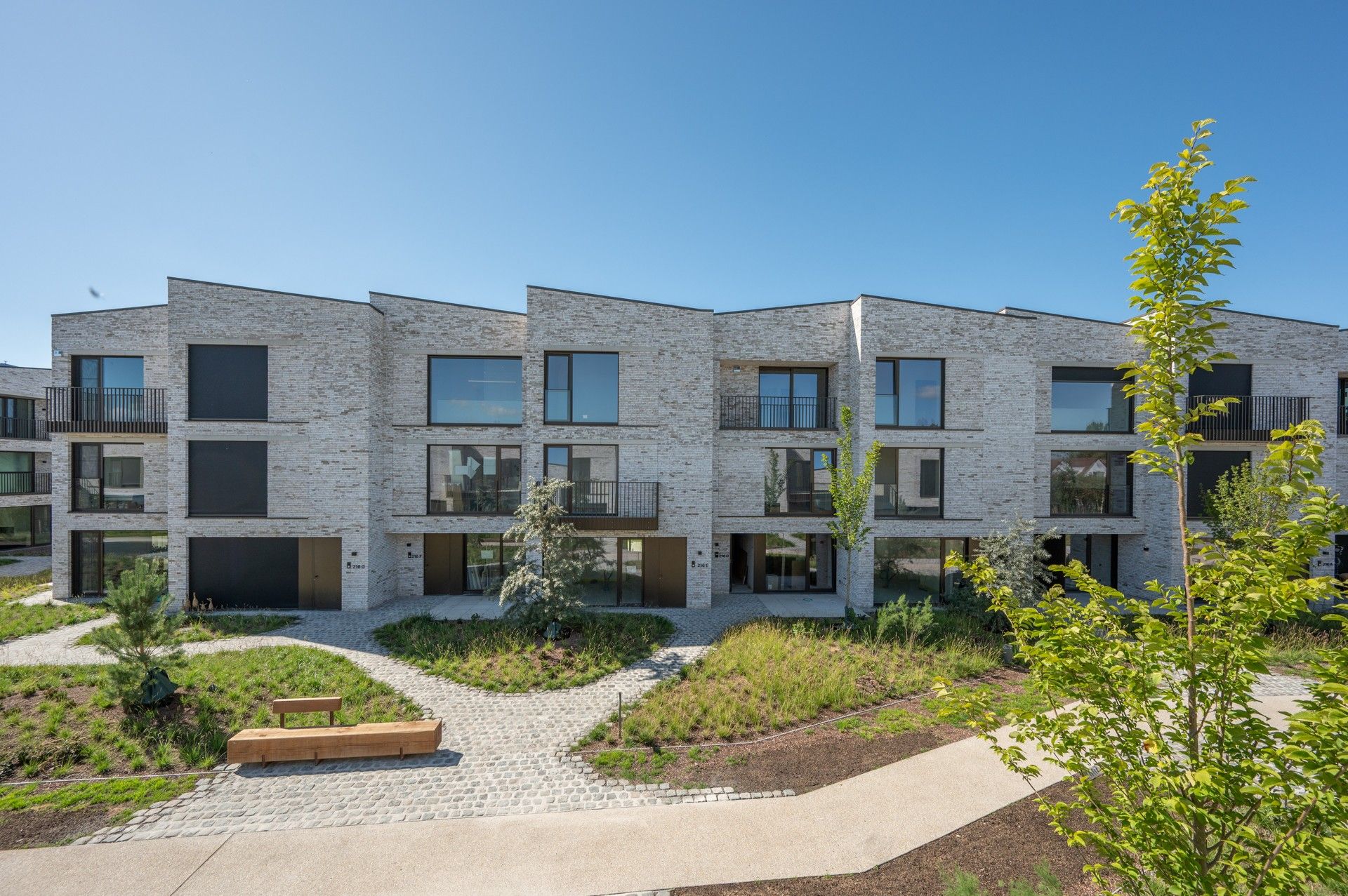 Architecturale BEN-woning met 3 bouwlagen in groene parkomgeving foto {{pictureIndex}}