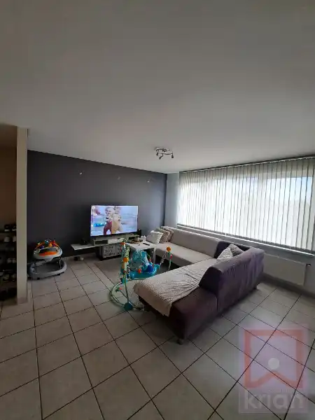 Ruim duplexapp met 3 slaapkamers, 2 auto staanplaatsen en tuin. foto 2