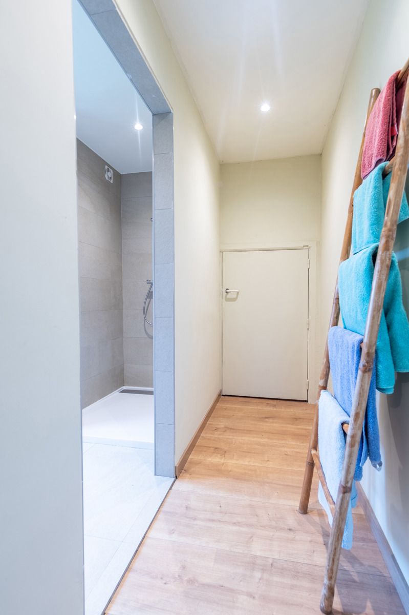 Gedeeltelijk gerenoveerd huis met bijgebouw, groen uitzicht foto 19