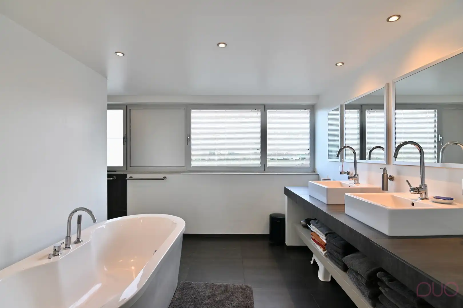 Ontdek ongeëvenaarde luxe en ruimte in deze prachtige villa in het rustige Herk-de-Stad. foto 23