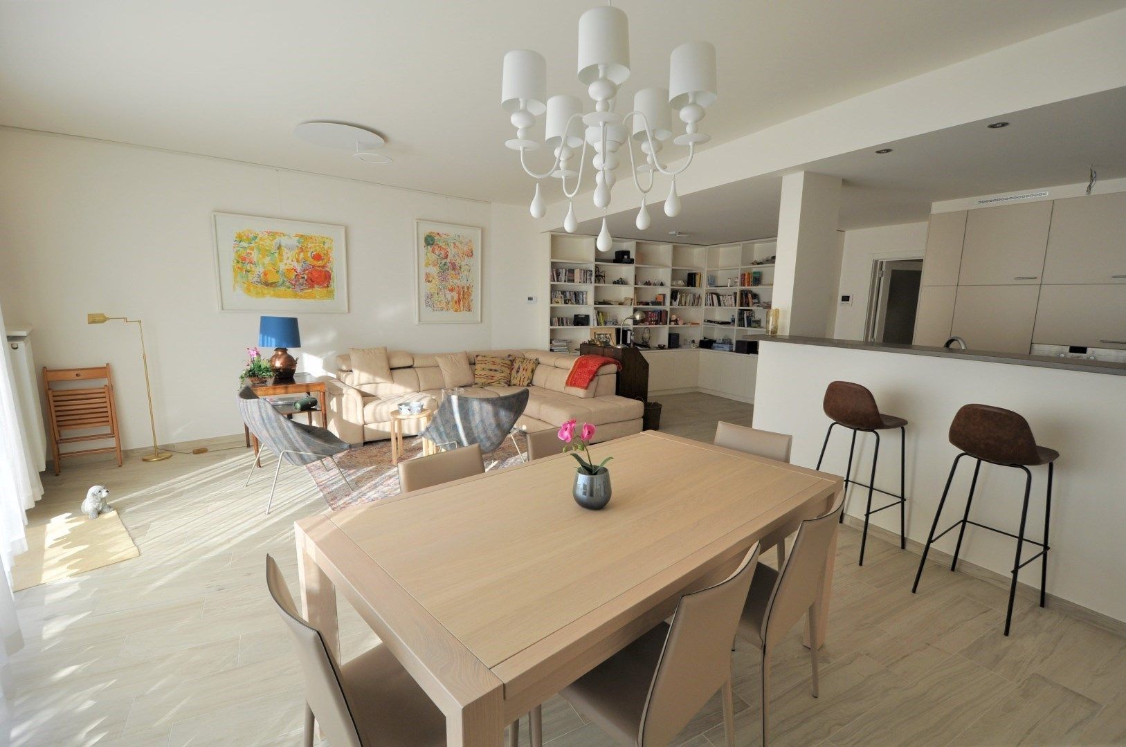 Ruim en instapklaar appartement met 2 slaapkamers, parking op een rustige groene omgeving te Brugge foto 4