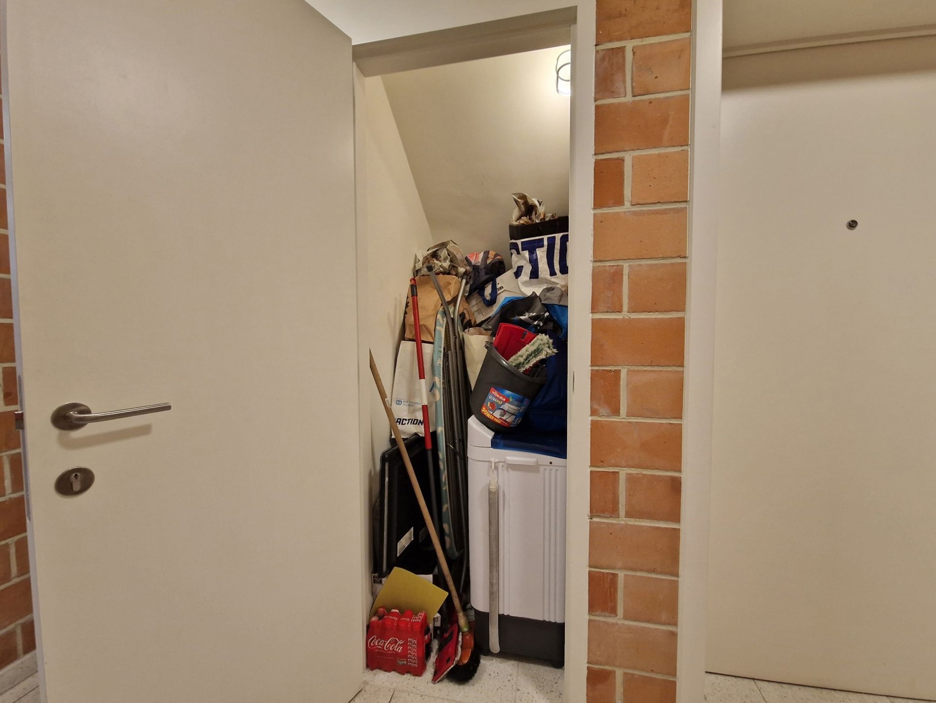 Gelijkvloerse recente studio met terras en eigen sanitair foto 9