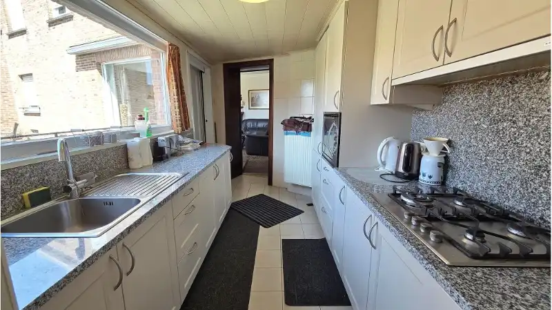 Op te frissen 4-slaapkamerwoning met GARAGE en BINNENTUIN te koop in Ruddervoorde Oostkamp foto 7