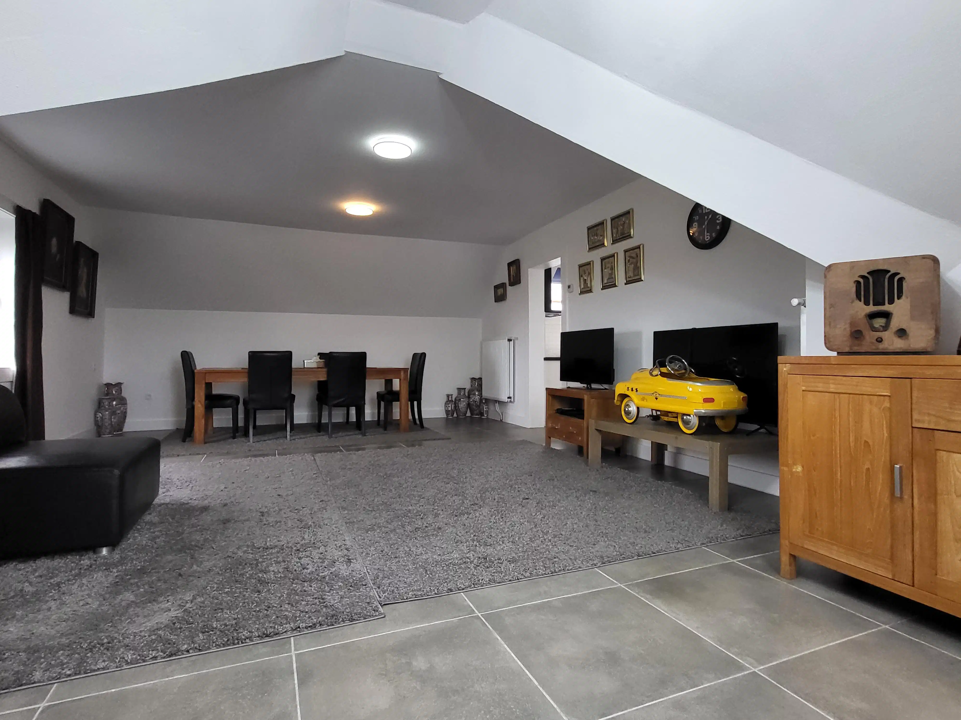 In het landelijke Roborst, een deelgemeente van Zwalm in de prachtige Vlaamse Ardennen, bevindt zich deze ruime en volledig gerenoveerde woning op een perceel van 1.143 m².  foto 21