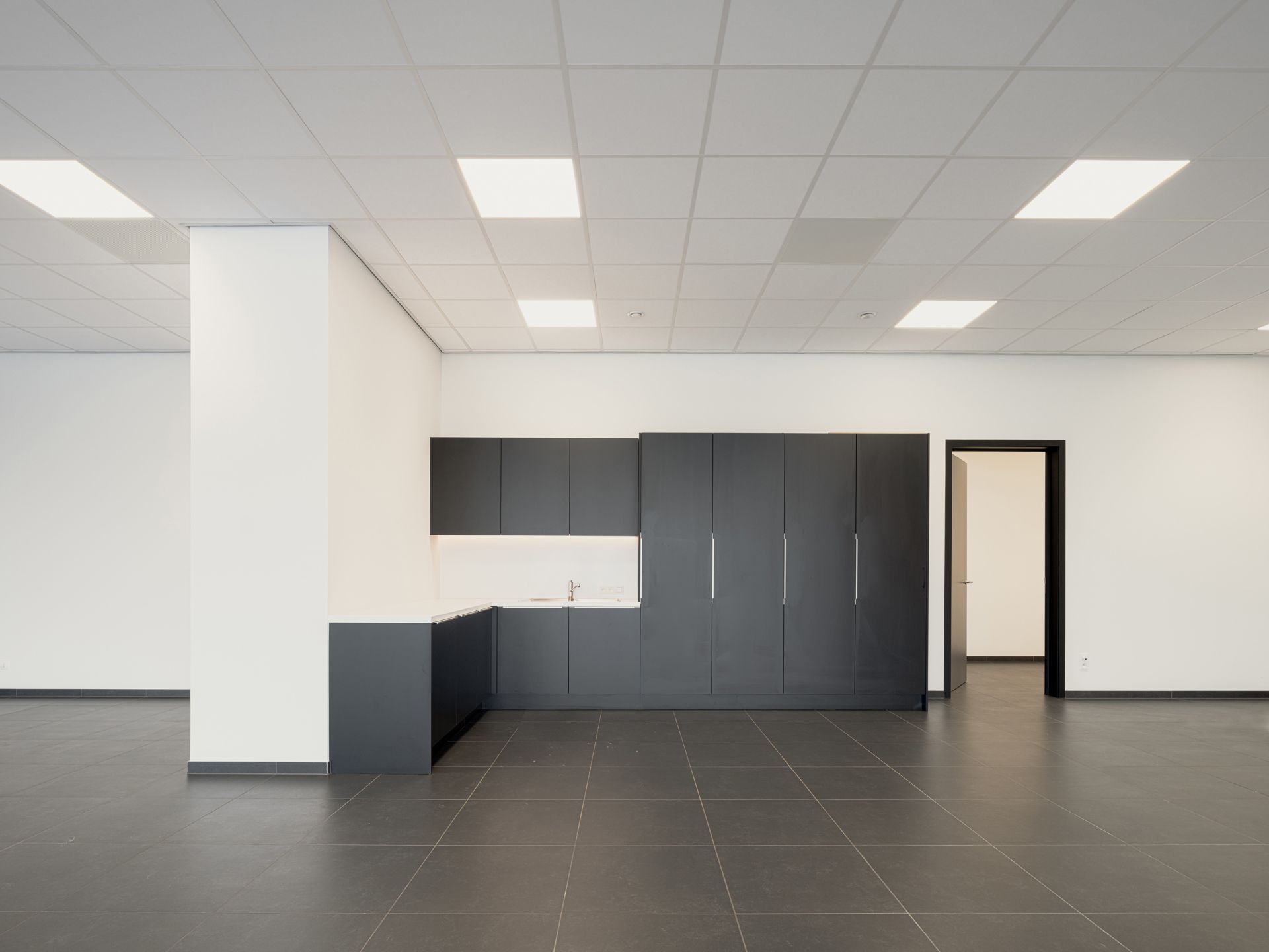 Magazijn met mezzanine en kantoor te huur foto 7