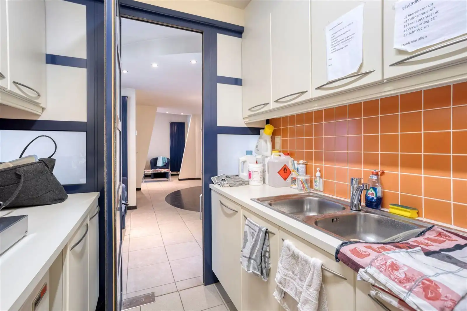 Praktijk (label B) met 4 staanplaatsen en ruim terras  foto 19