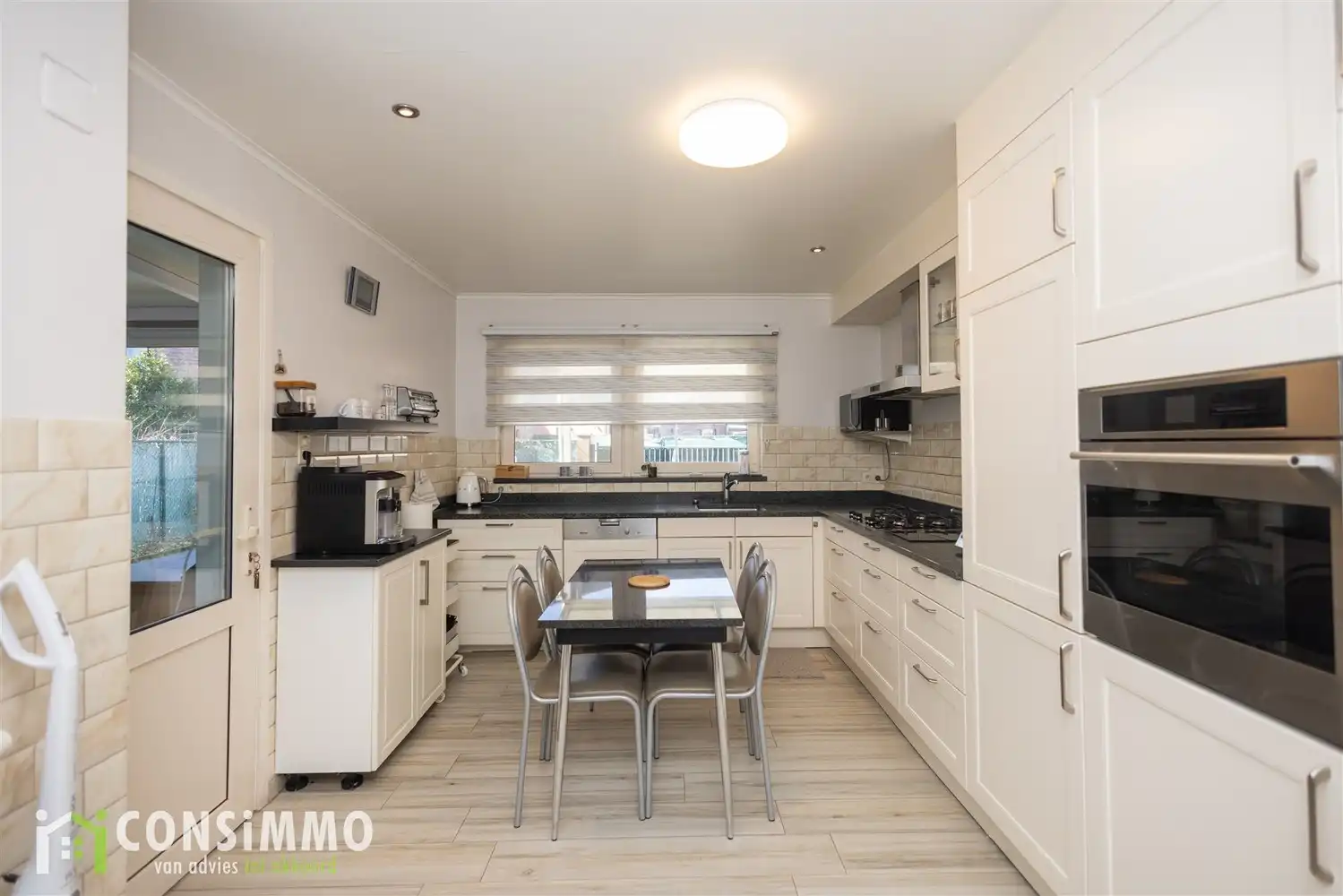 Instapklare en ruime woning met 5 slaapkamers in Genk foto 8