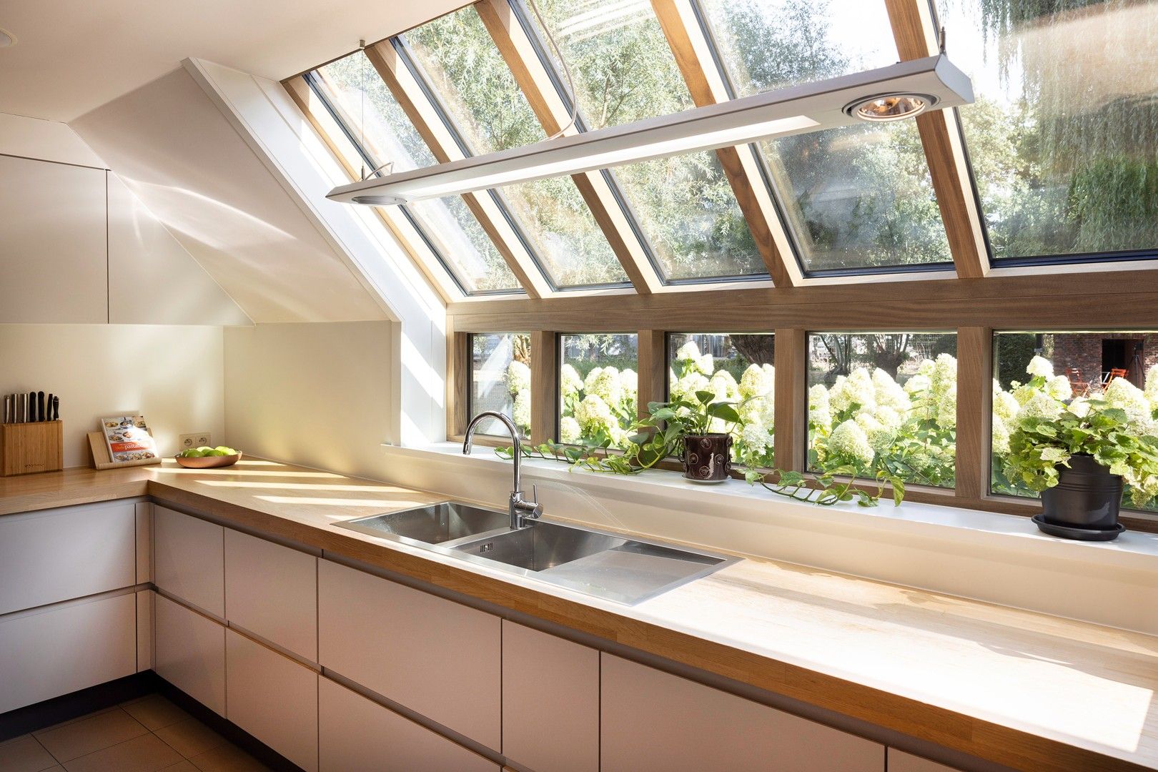 Alleenstaande woning op gegeerde ligging op 2600 m2. foto 7