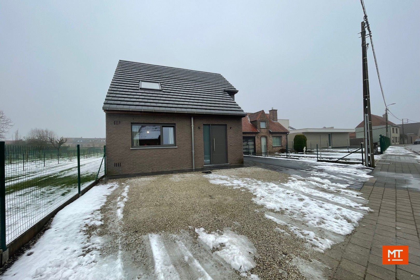 Woning te huur met 3 slaapkamers en ruime tuin foto {{pictureIndex}}