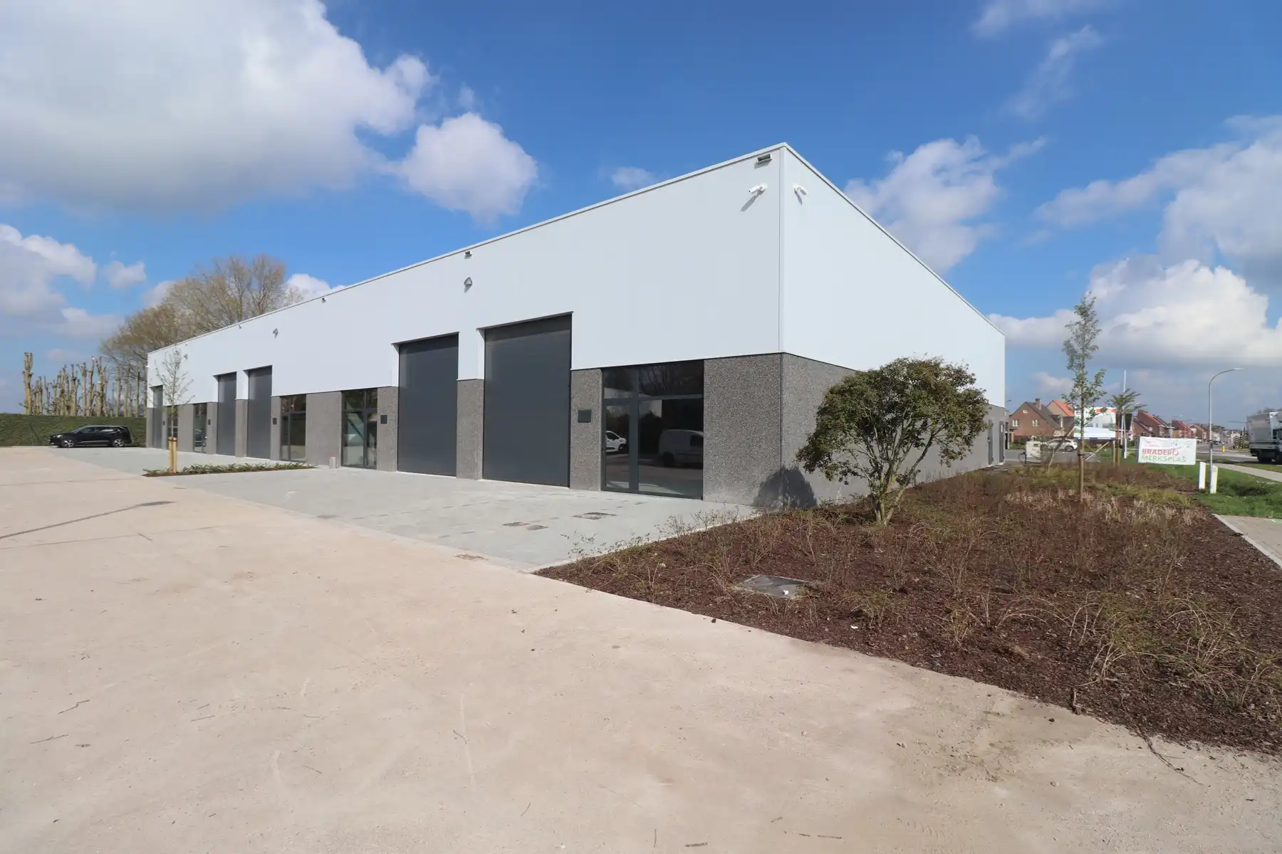 Een nieuwbouw opslag- / bedrijfsruimte van 275 m². foto {{pictureIndex}}