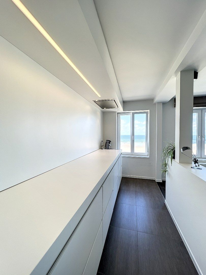 Prachtig vernieuwd 3-slaapkamer appartement met frontaal zicht op zee foto 14