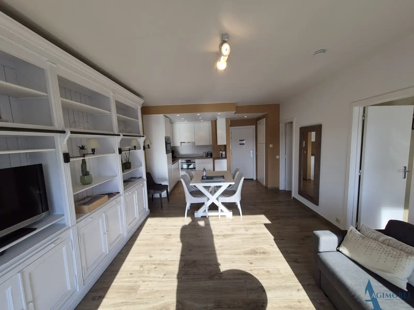 Charmant  en zeer verzorgd 1 slaapkamer-appartement op de Nellenslaan. foto 2