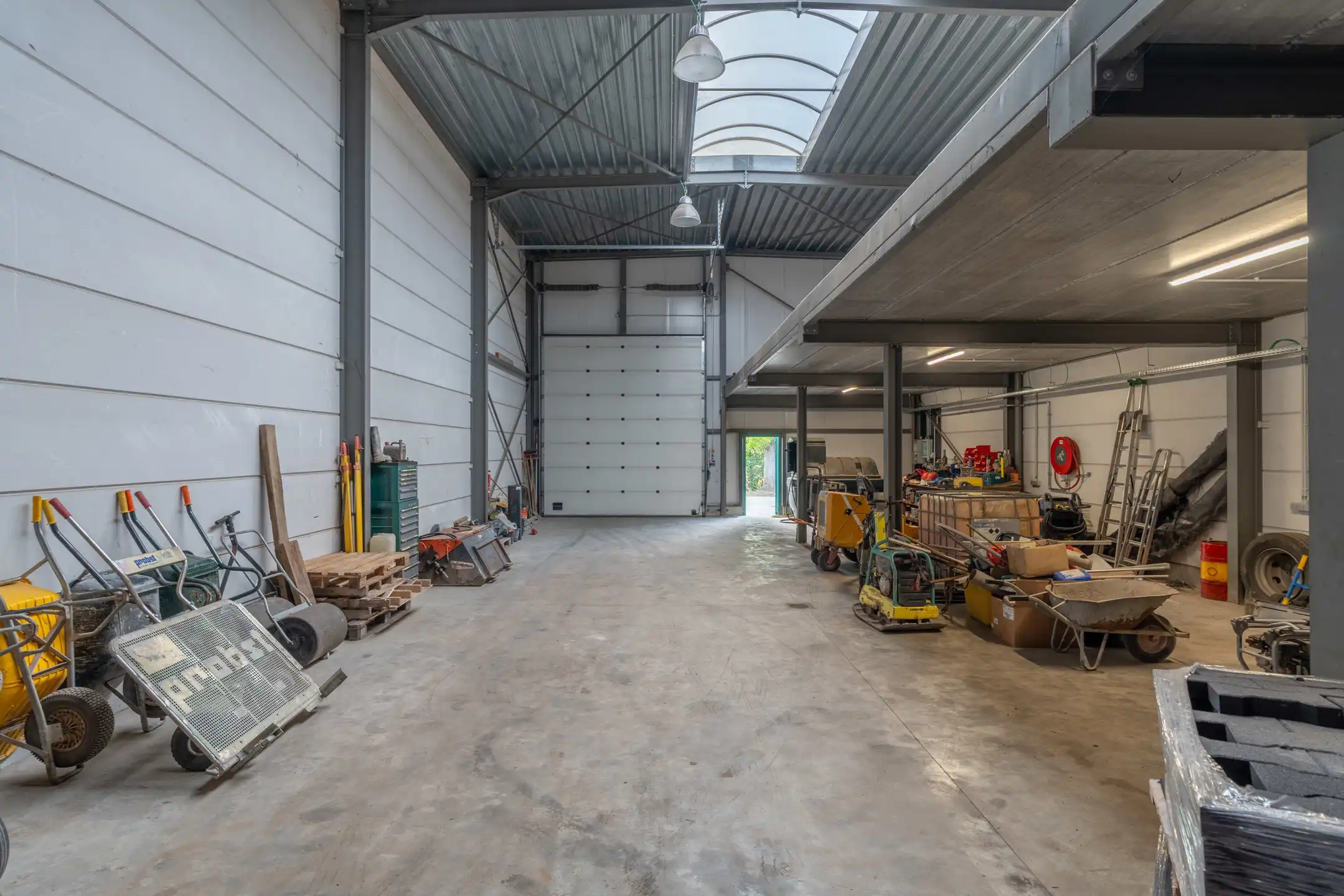 Goedgelegen KMO-unit met autostaanplaats te Lilsedijk Beerse foto 4