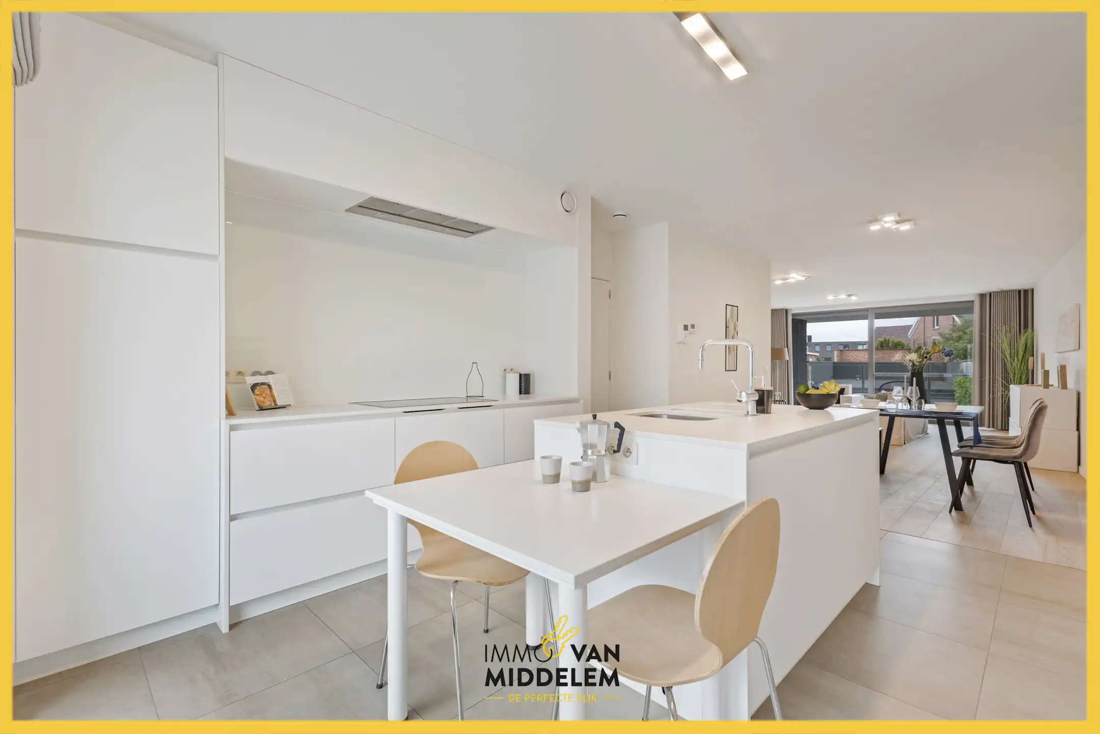 INSTAPKLAAR APPARTEMENT MET 2 SLPKS, 2 TERRASSEN EN GARAGE foto 2