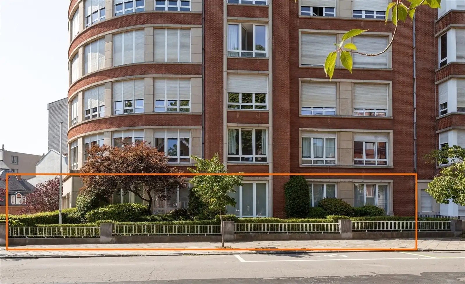 CAMBRE – Uitzonderlijk luxueus gelijkvloersappartement met tuin tegenover Ter Kamerenbos

  foto 2