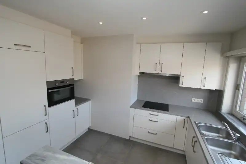 Volledig vernieuwd 2 slpk app.  in kleinschalige residentie foto 3