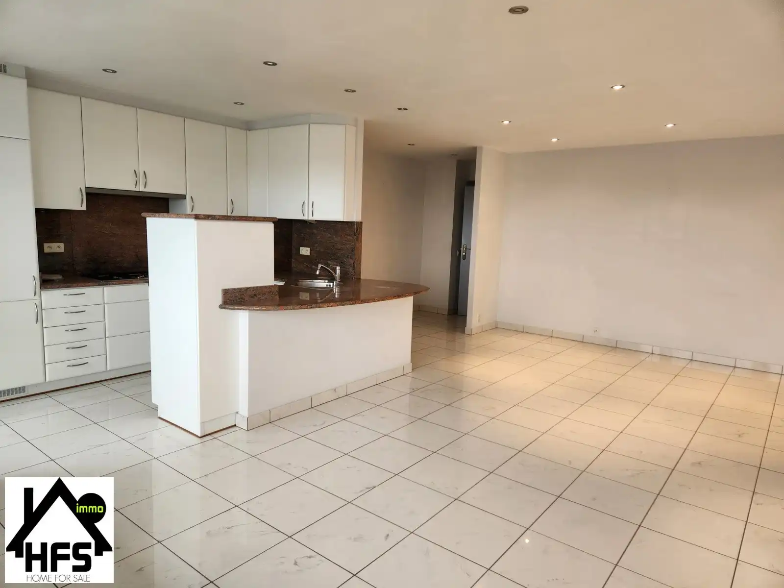 Instapklaar appartement met knap uitzicht  foto {{pictureIndex}}