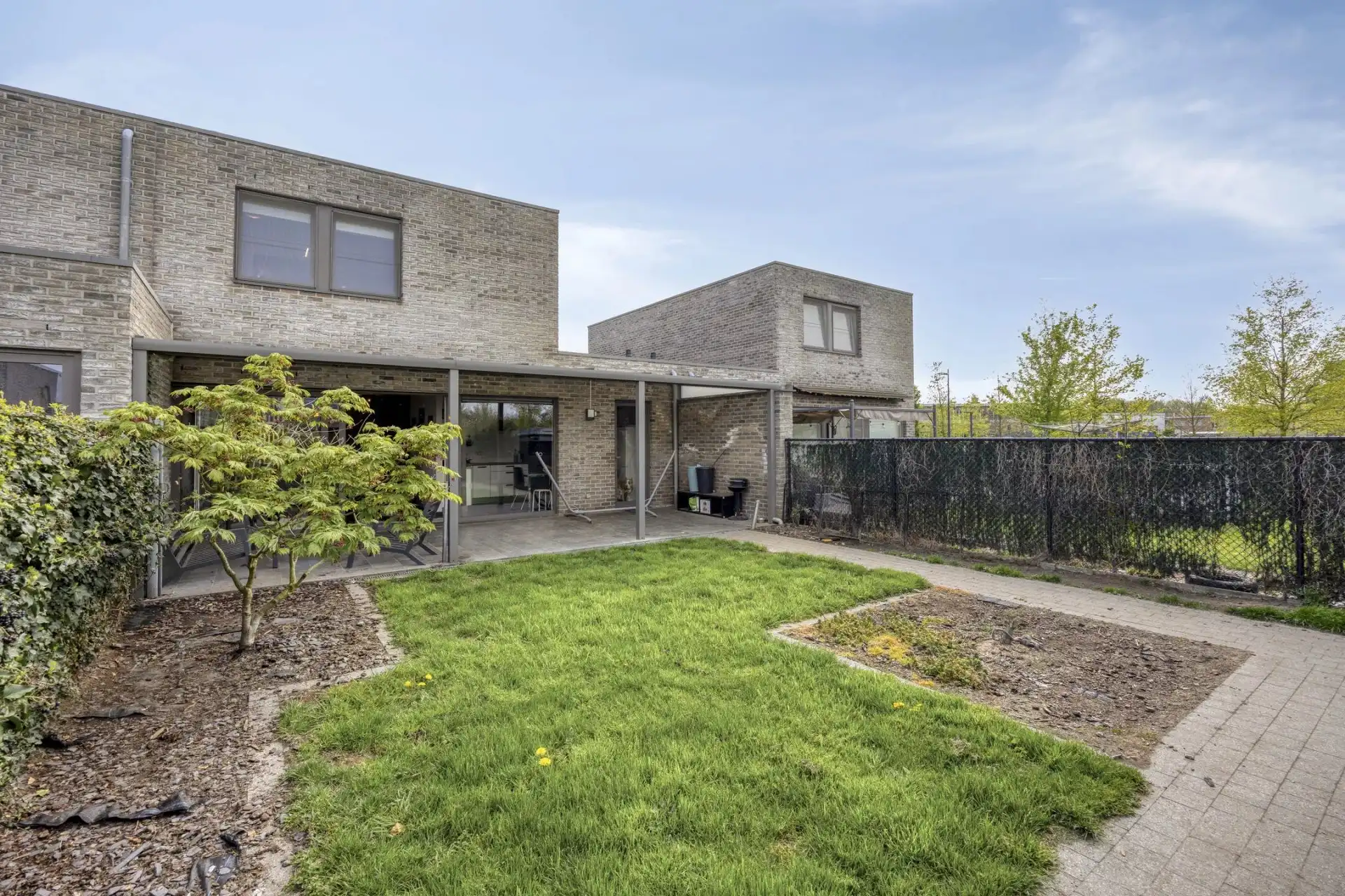 RECENTE MODERNE EN ENERGIEZUINIGE WONING MET 3 SLPK'S EN CARPORT NABIJ CENTRUM foto {{pictureIndex}}