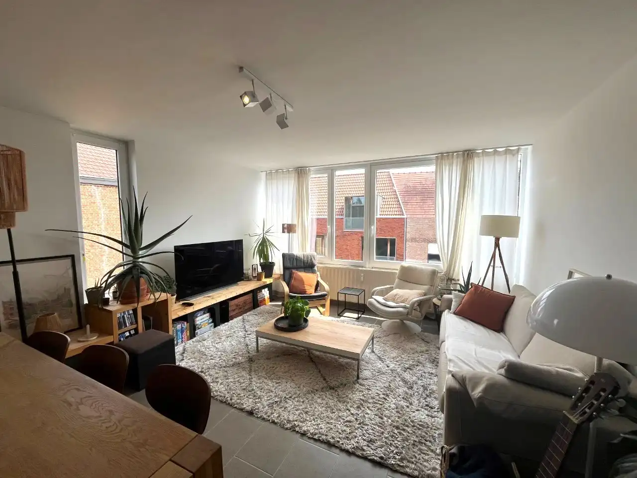 Lichtrijk hoekappartement met 2 slaapkamers, garagebox en mooie uitzichten in Heverlee foto {{pictureIndex}}
