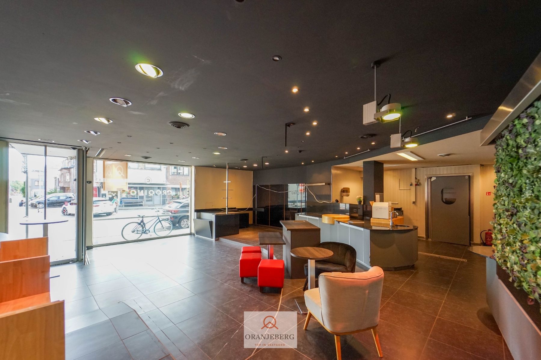 Volledig gerenoveerde winkelruimte + atelier met garage te huur in Gentbrugge foto 6