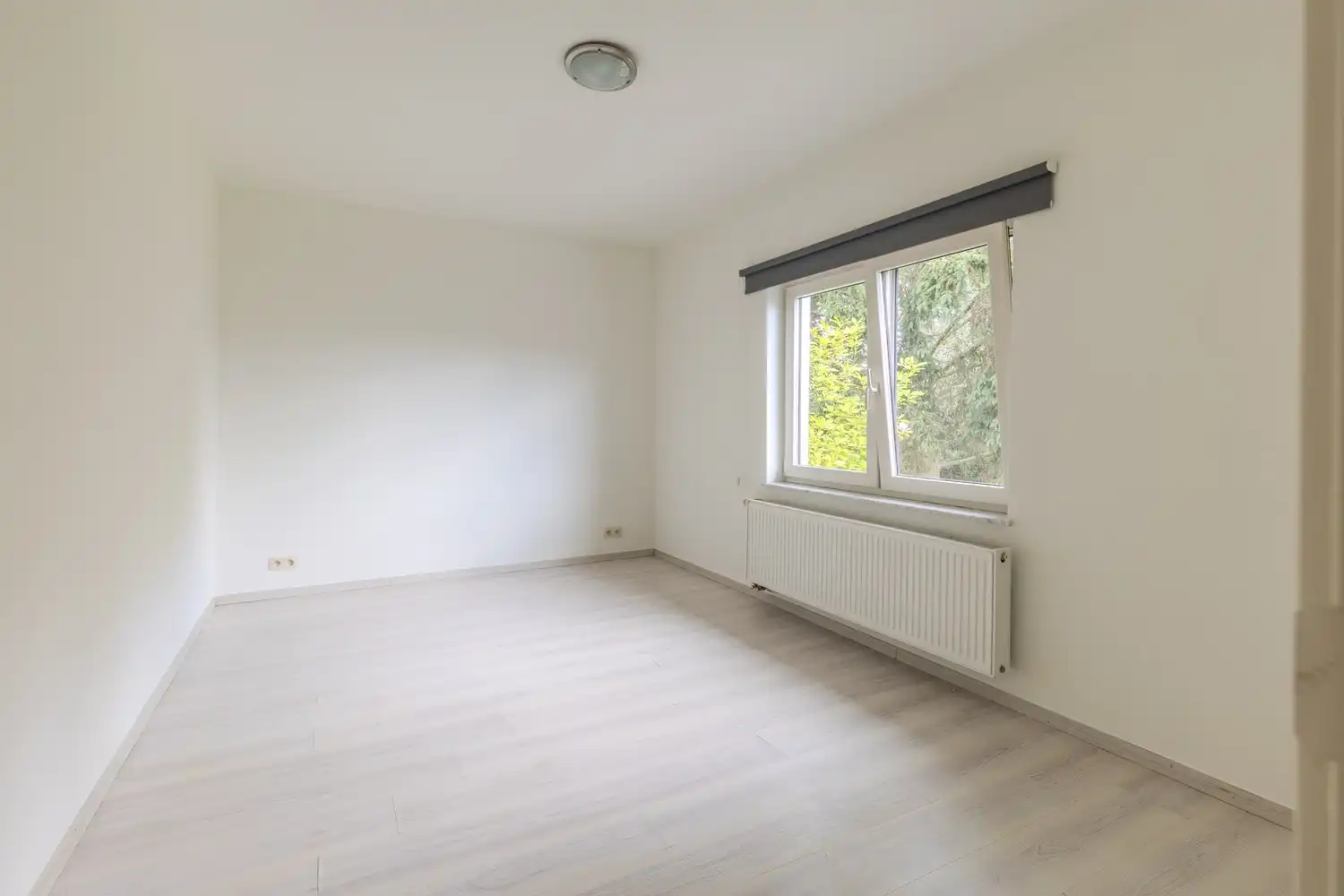 Instapklare woning op een ruim perceel van circa 8a8ca met tuin en garage op een gunstige locatie. foto 24