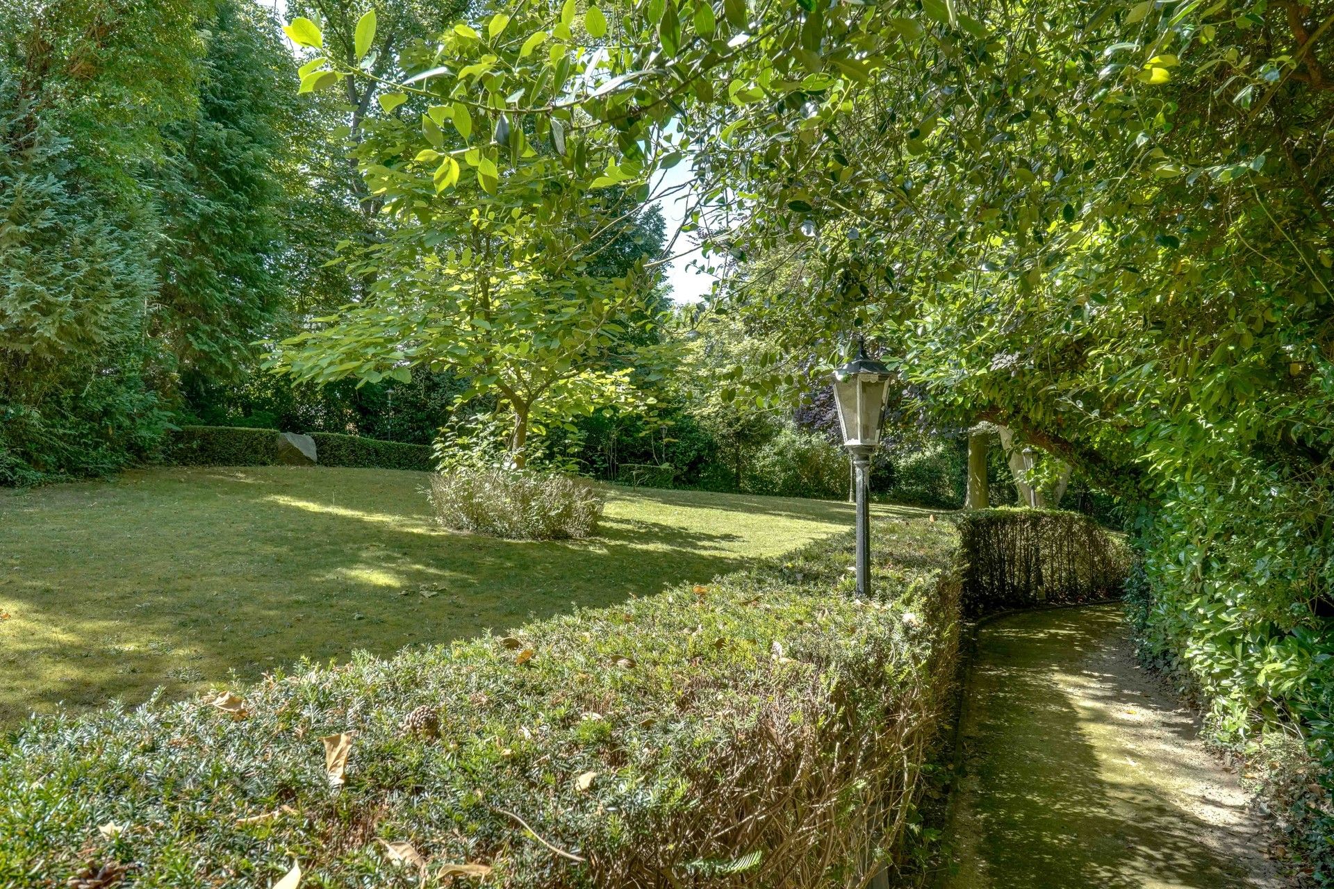 EXCLUSIEVE VILLA + BOUWGROND IN DOODLOPENDE STRAAT foto 78