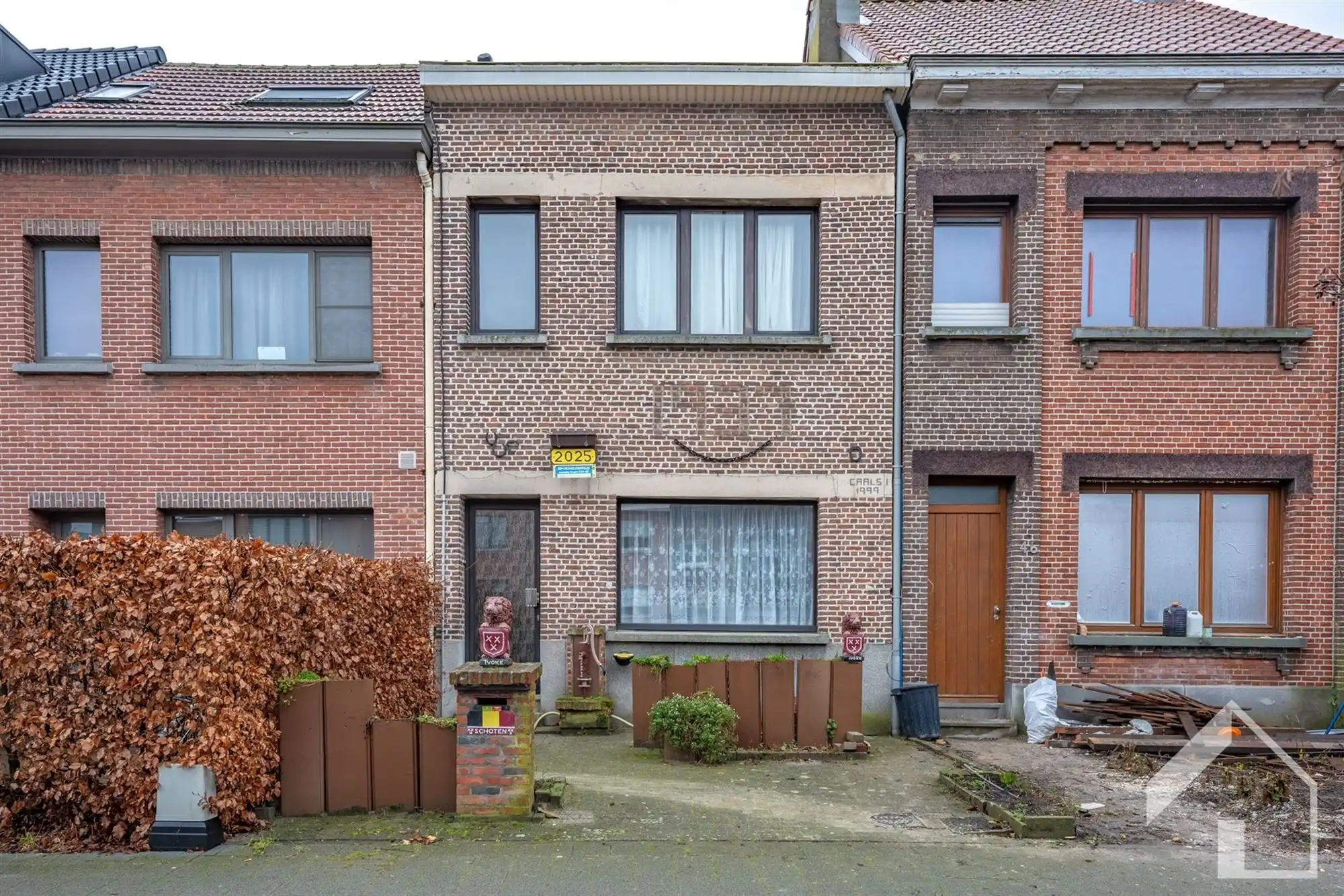 Te renoveren woning met veel potentieel foto 2
