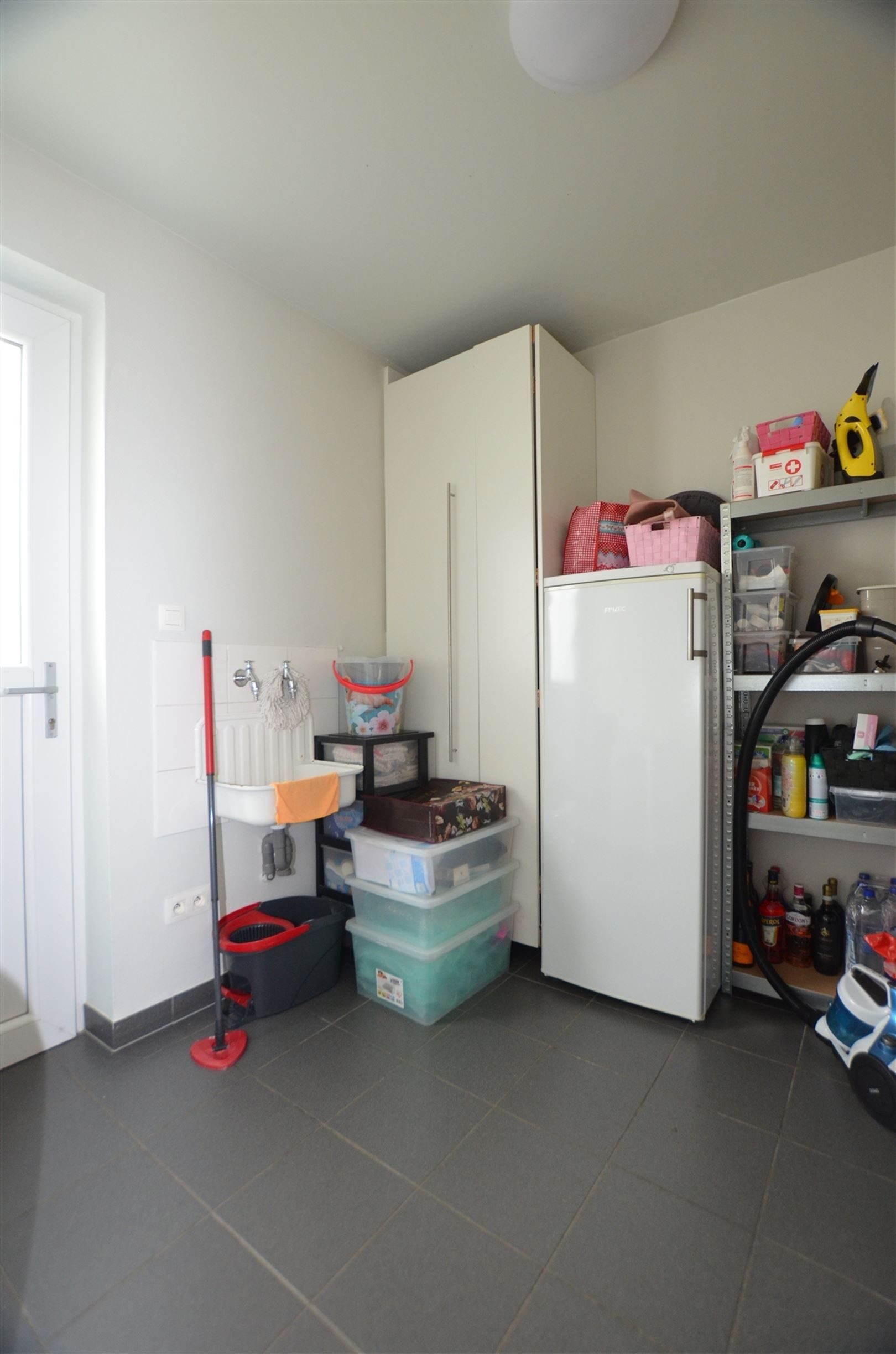 Instapklare eigentijdse residentiële halfopen woning foto 14