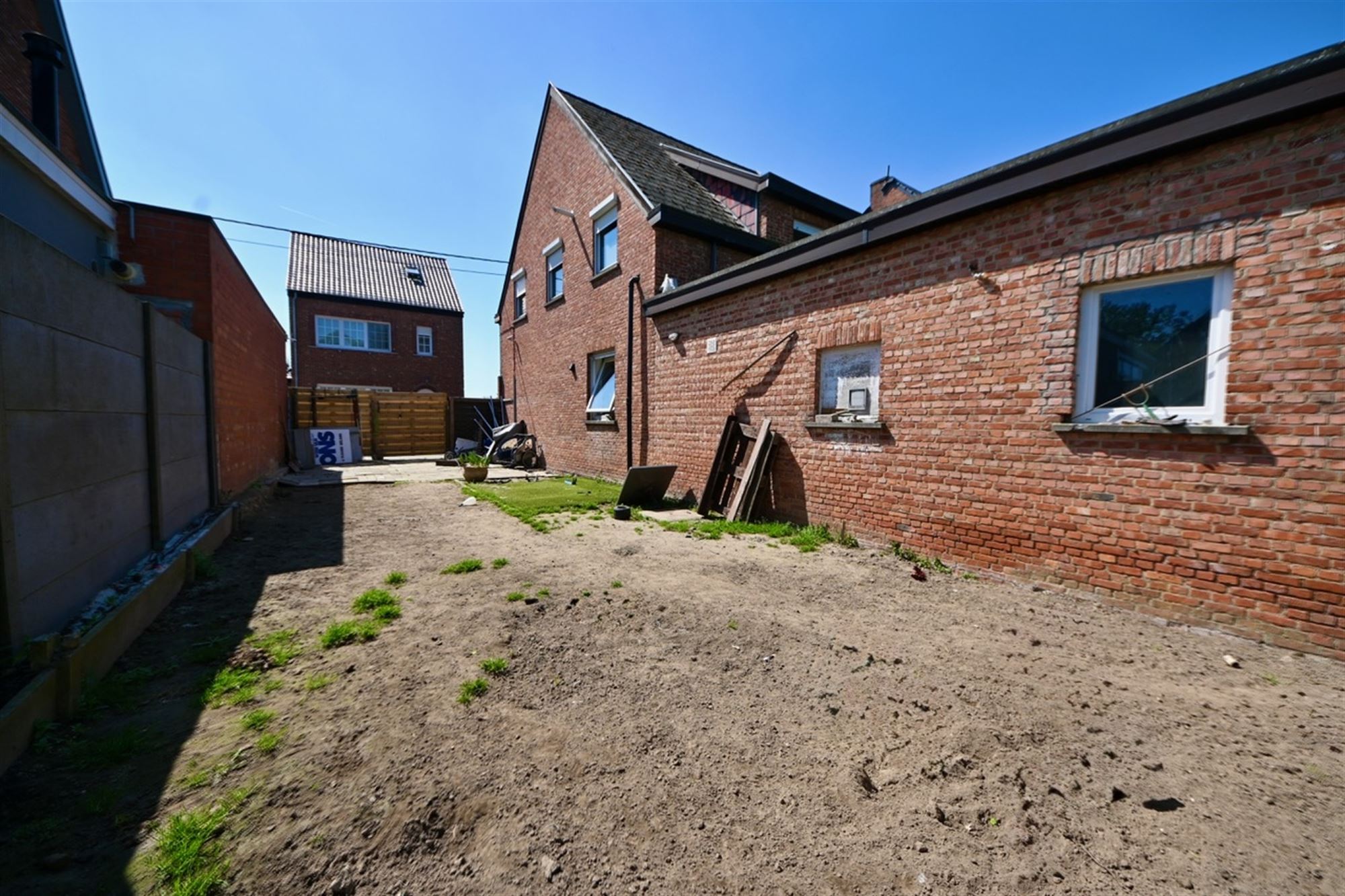 Te renoveren woning met 3 slaapkamers, garage en tuin.  foto 19