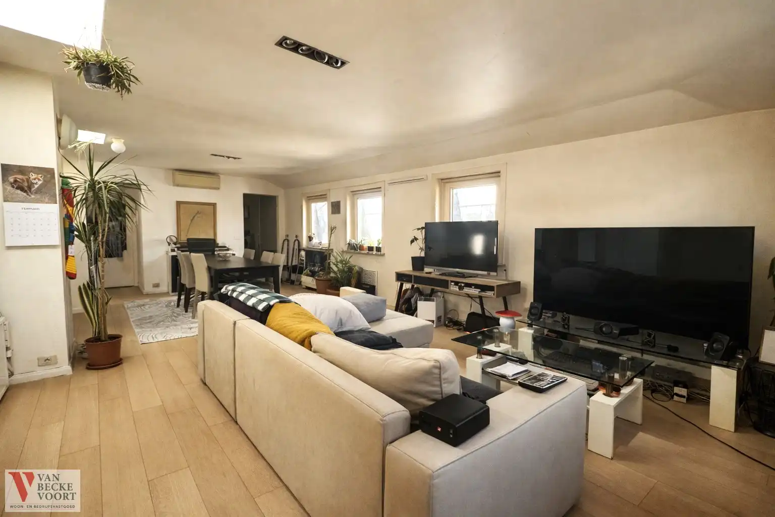 Unieke hoekstudio op pleinlocatie foto 3