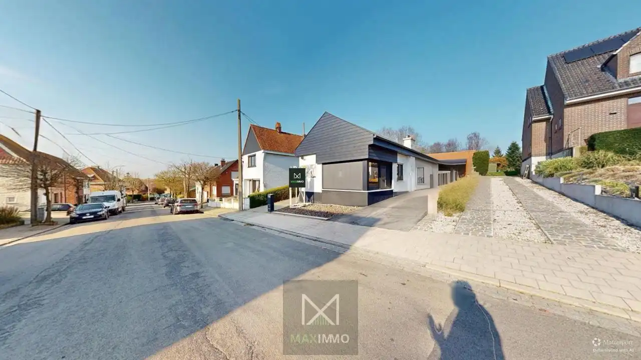 Gelijkvloerse bungalow met loods van 180 m² in het centrum van Marke foto {{pictureIndex}}