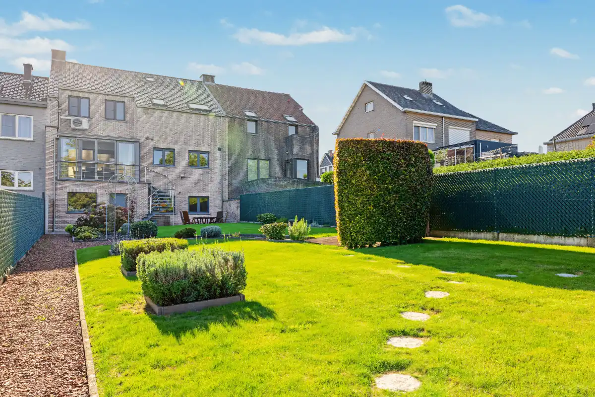 Ruime gezinswoning met 265 m² woonoppervlakte, dubbele garage en prachtige tuin foto 2