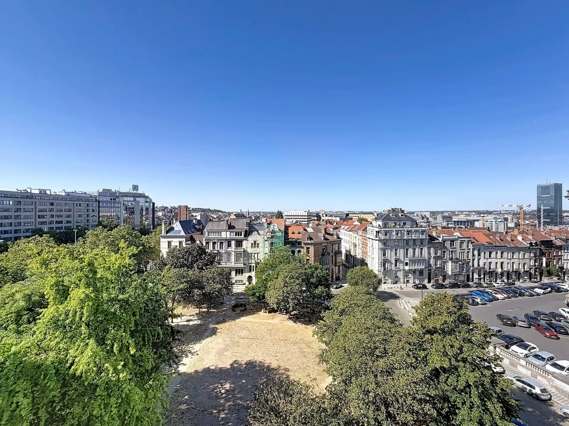 JUSTITIEPALEIS – Mooi 2-slaapkamerappartement met parking! foto 15