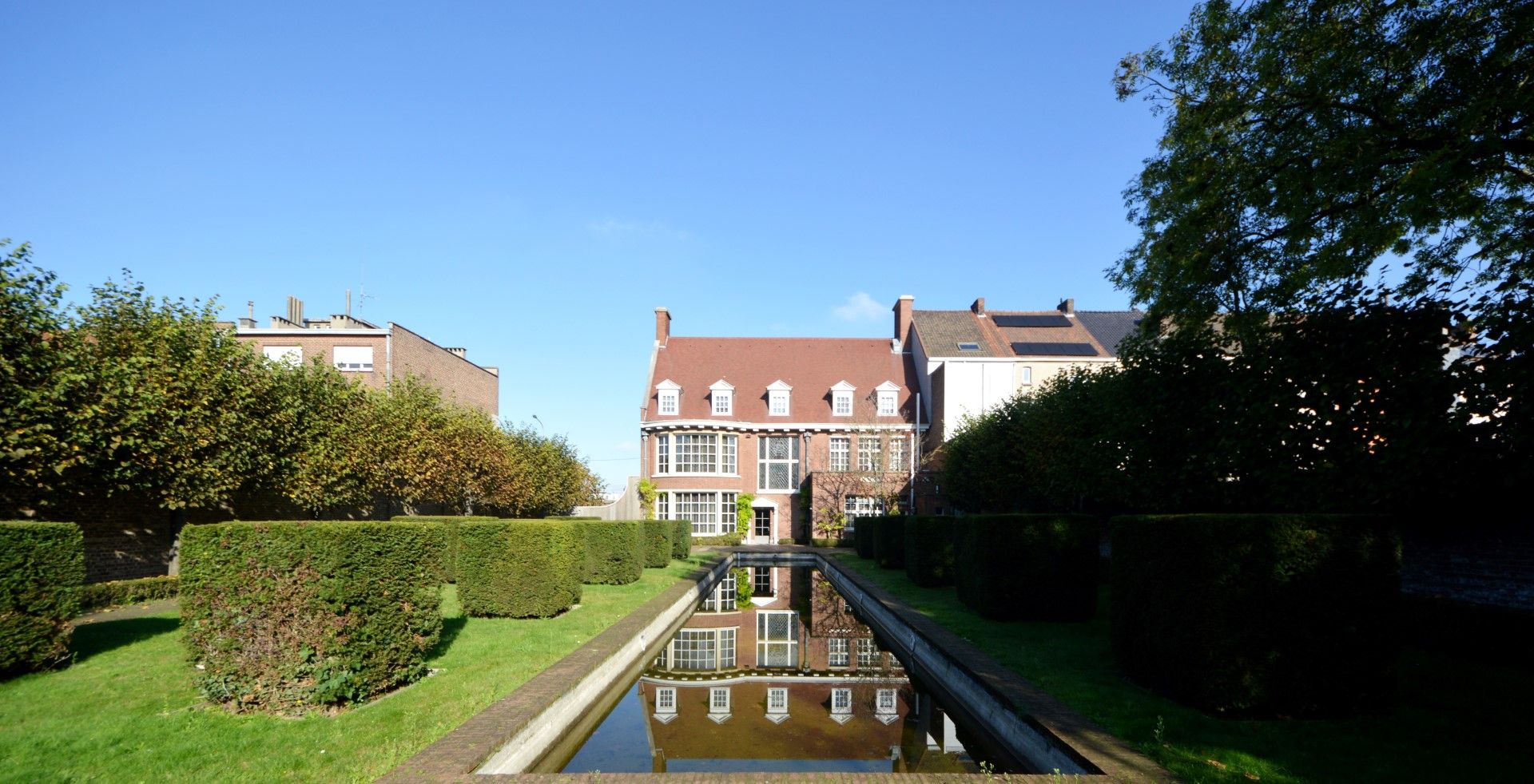 IMPOSANT KANTOORGEBOUW MET PARKING AAN DE RAND VAN DE STAD foto 4