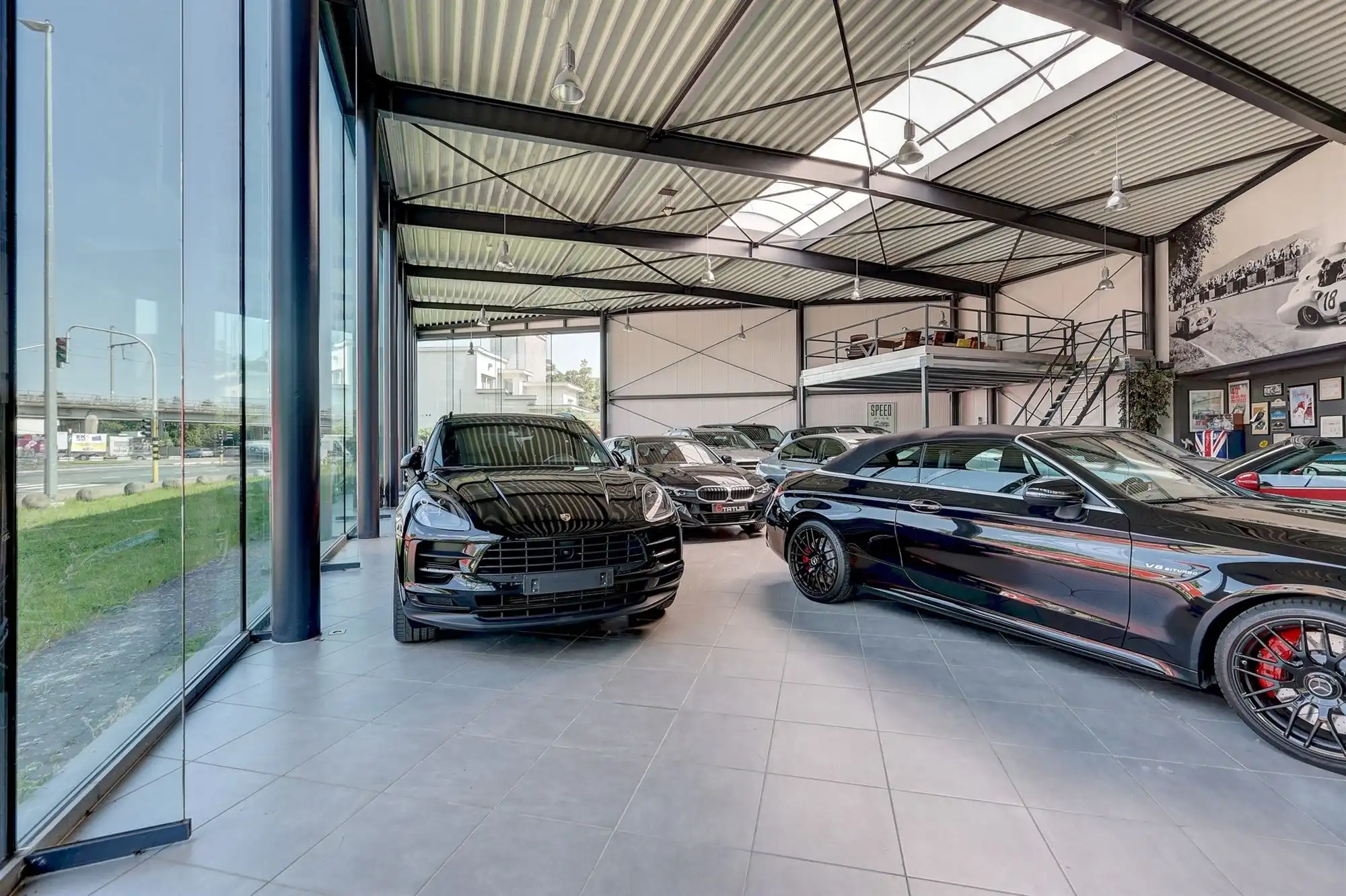 Zeer ruime showroom op een mooie zichtlocatie foto 3
