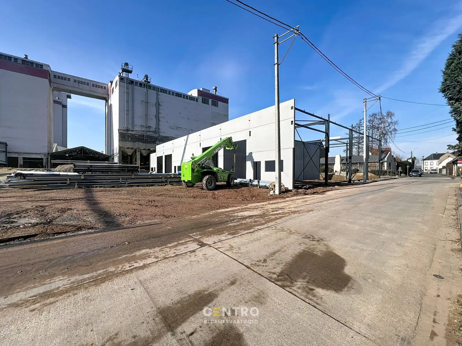 Nieuwbouw KMO-units van 245m² TE HUUR (VH van 7m, 2 parkings, aparte loopdeur en raam), te Kerkhove (Avelgem). foto 4