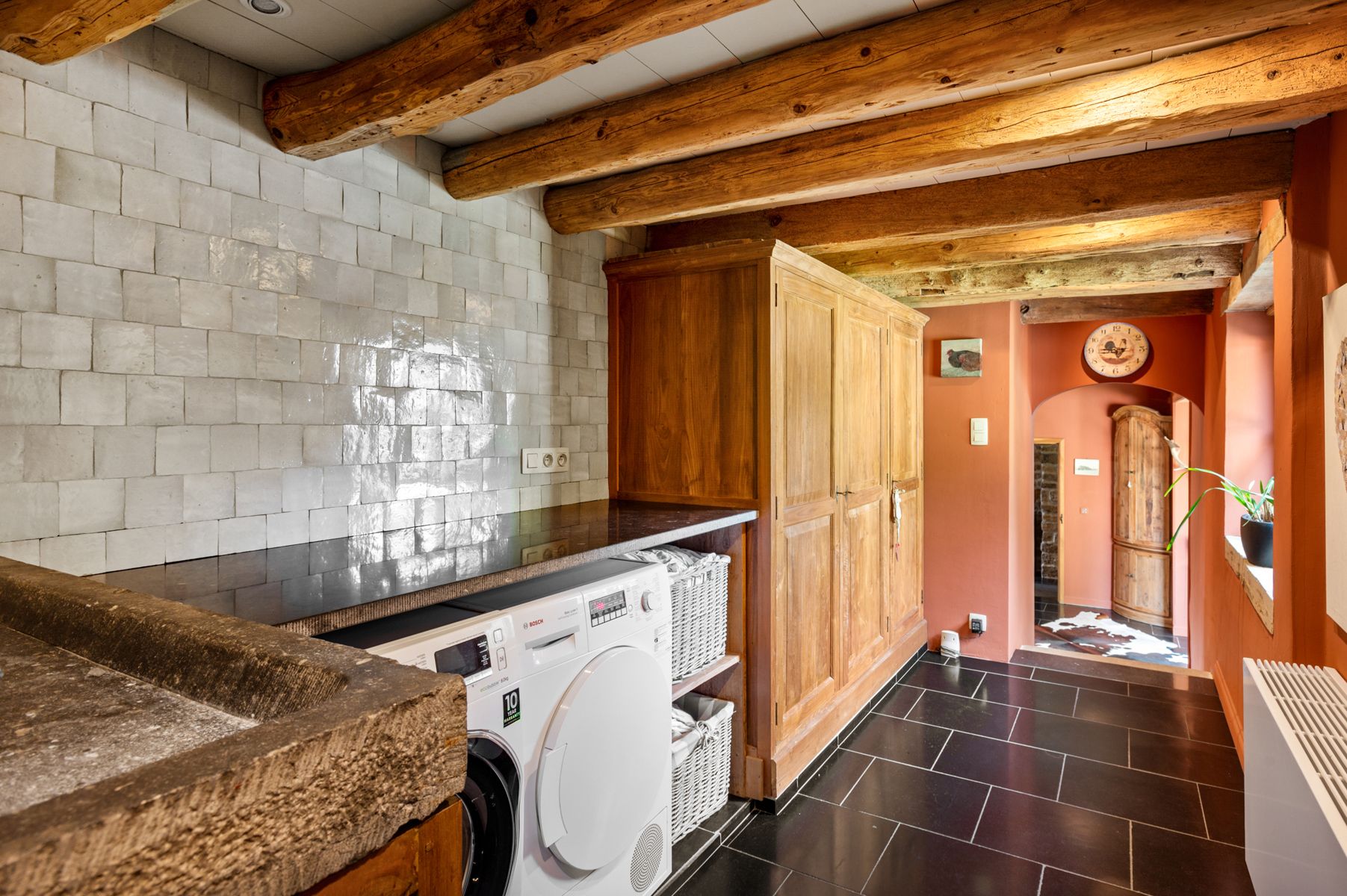 Gerenoveerde hoevewoning met praktijk en paardenstallen.  foto 29